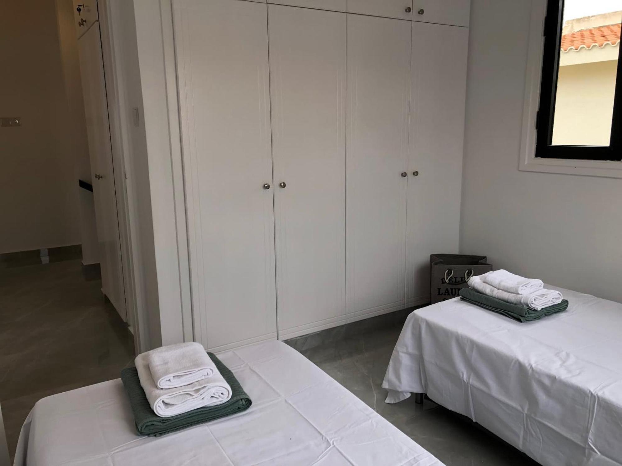 Luxurious 3-bed Villa, Modern Decor, Communal Pool Villa *