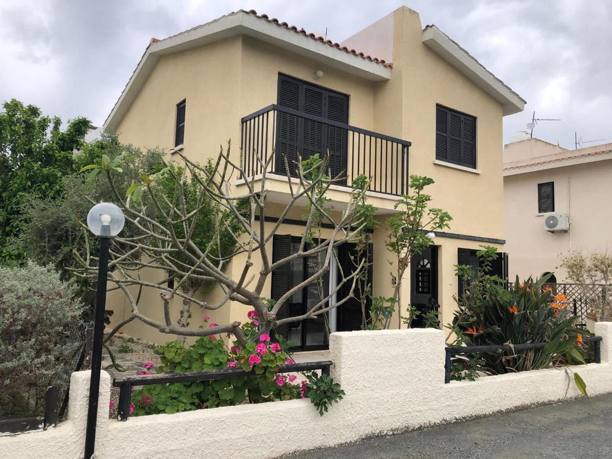 Luxurious 3-bed Villa, Modern Decor, Communal Pool Paphos