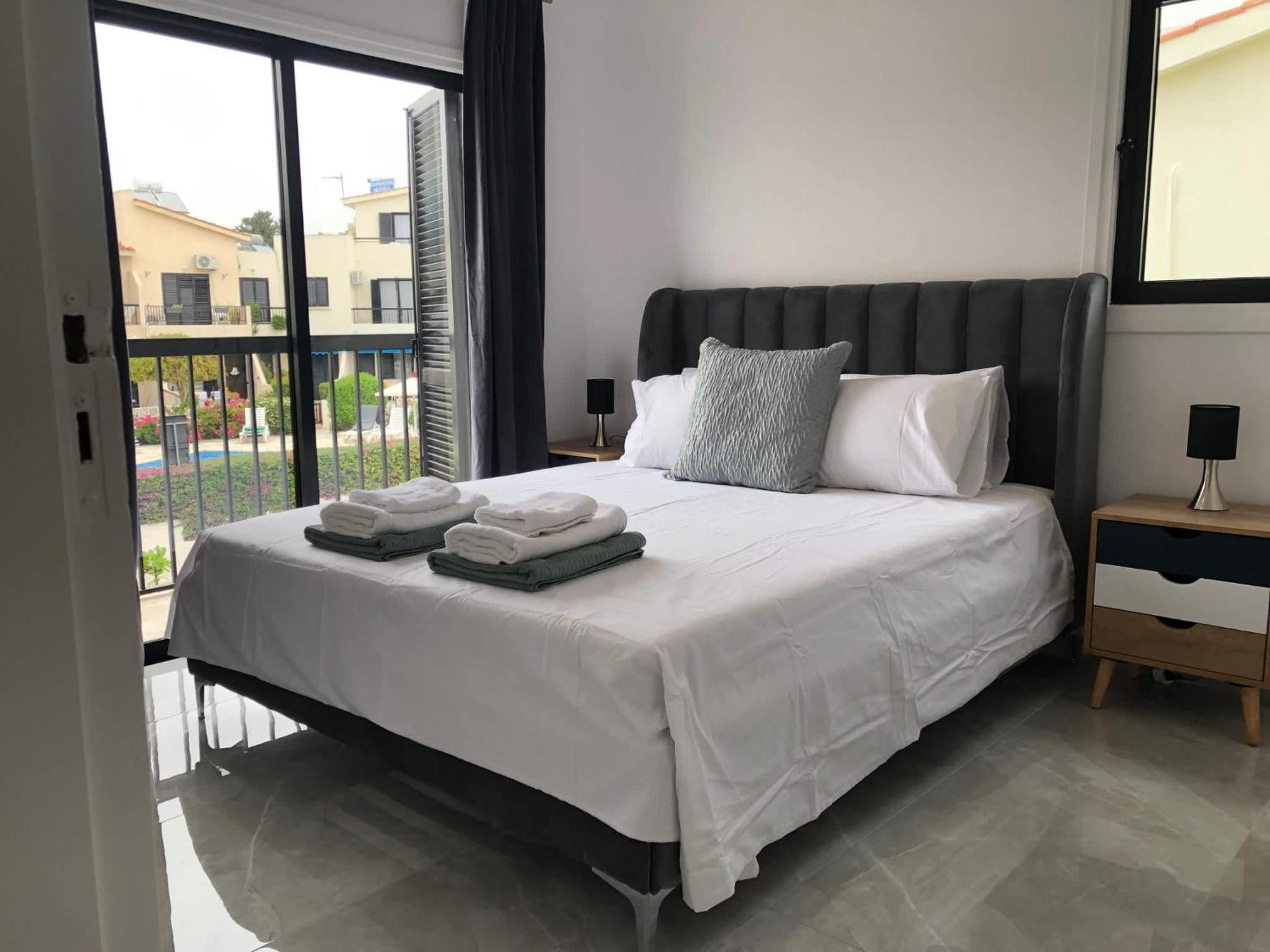 Luxurious 3-bed Villa, Modern Decor, Communal Pool Villa *
