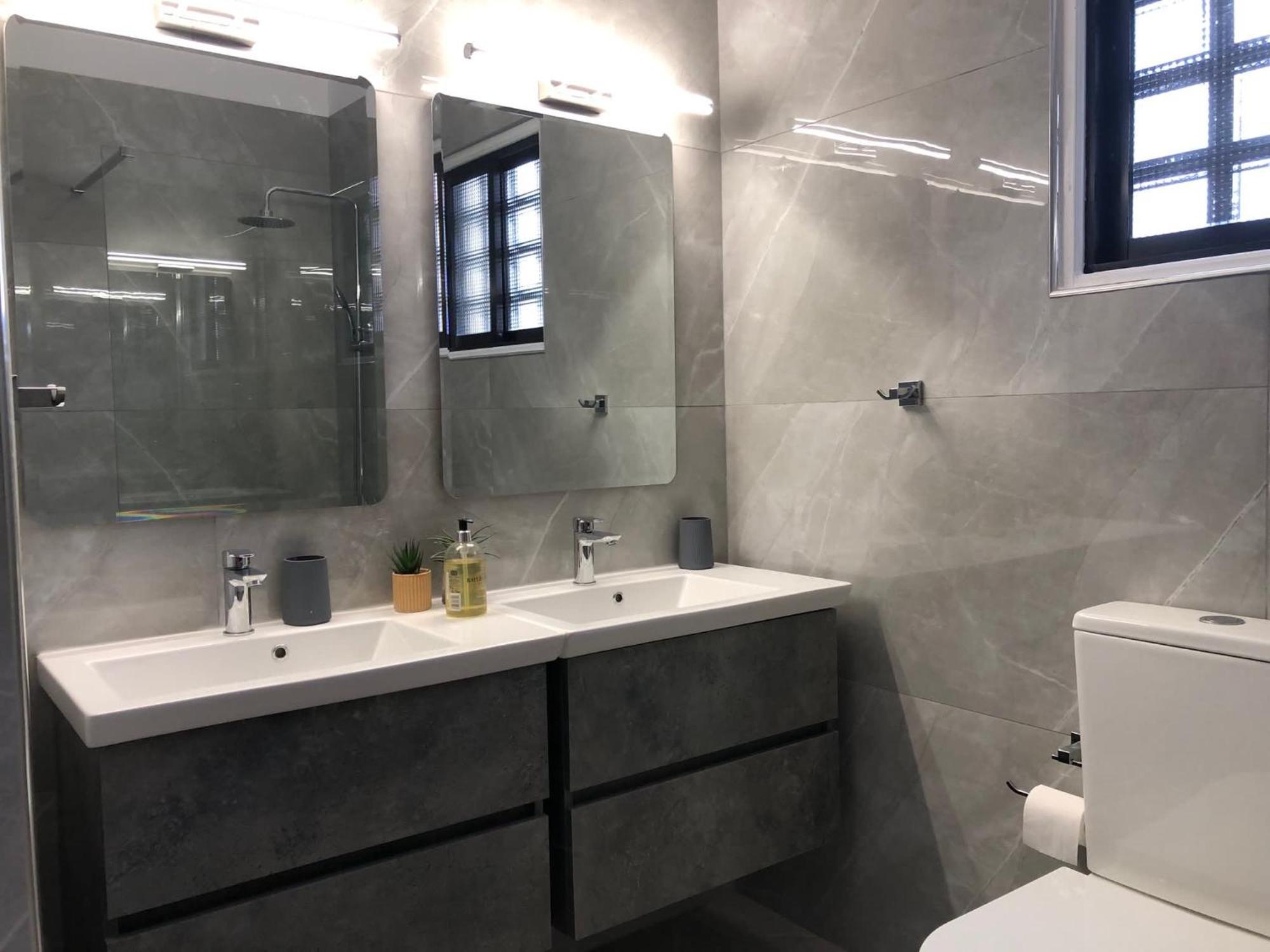 Villa Luxurious 3-bed Villa, Modern Decor, Communal Pool *