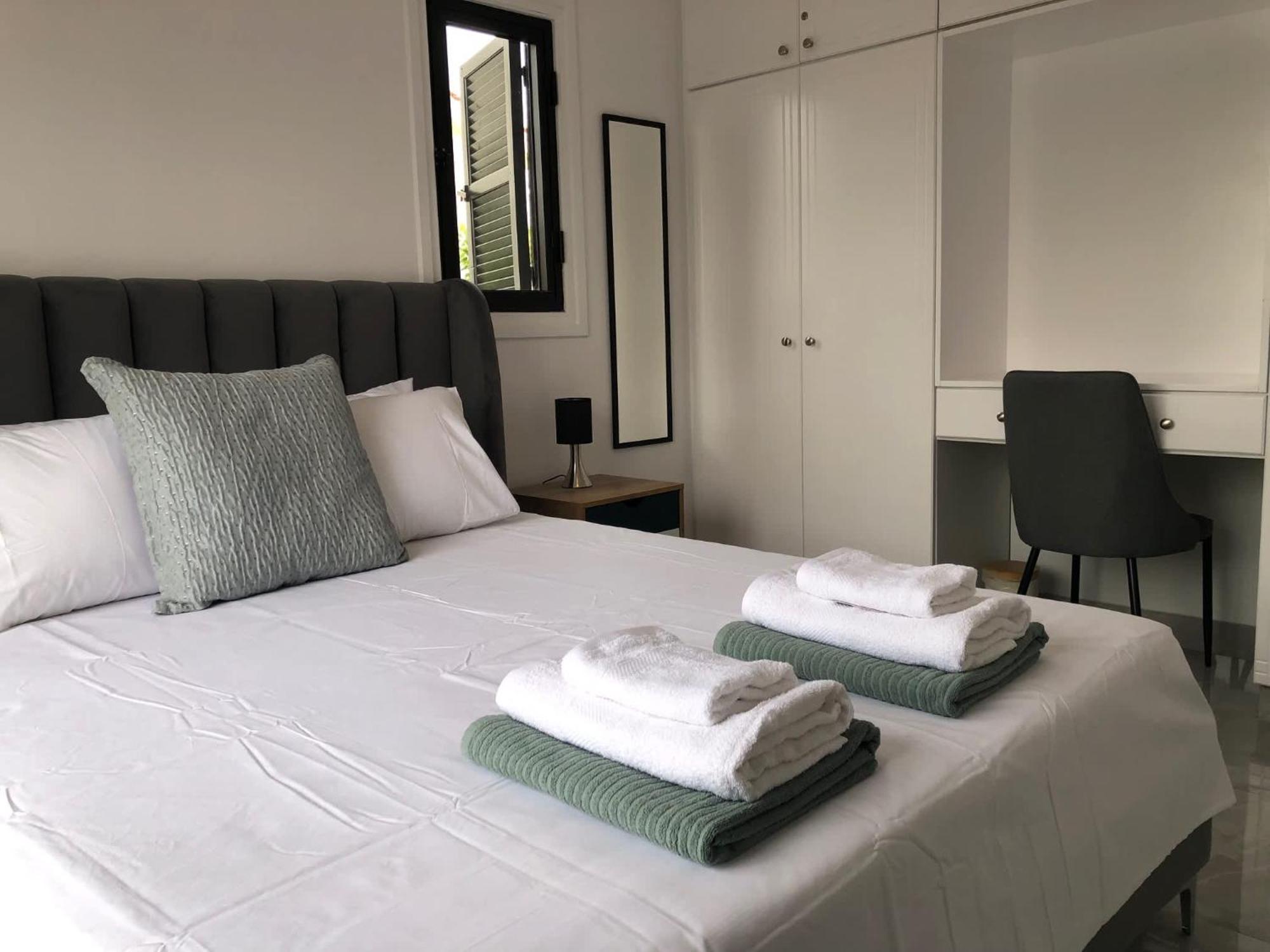 Villa Luxurious 3-bed Villa, Modern Decor, Communal Pool