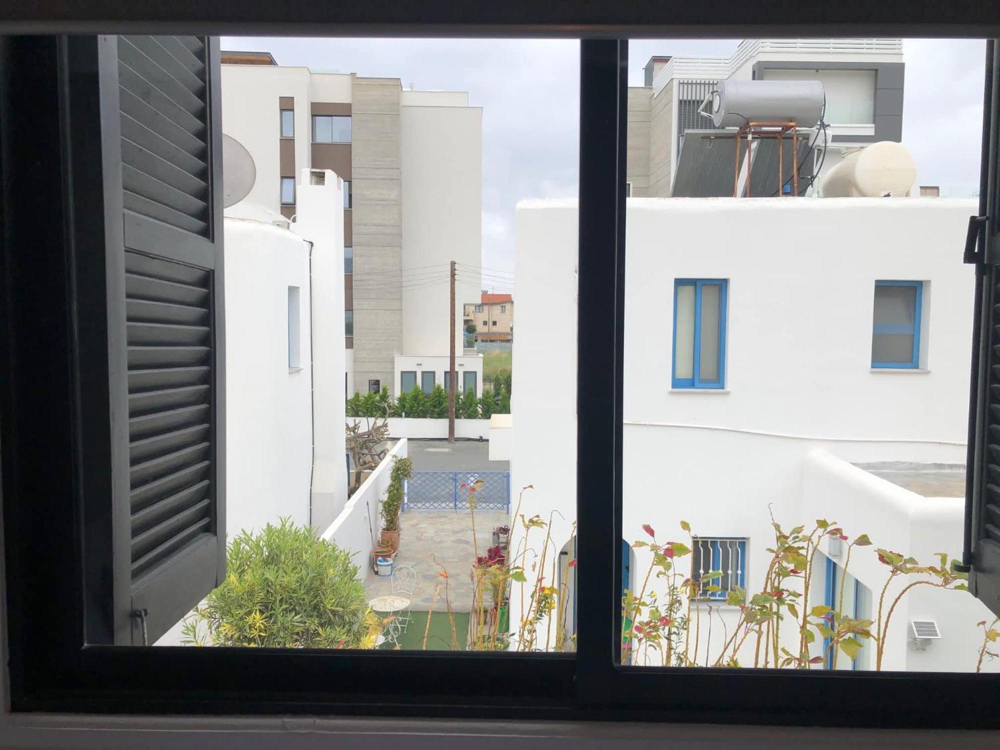 Villa Luxurious 3-bed Villa, Modern Decor, Communal Pool *
