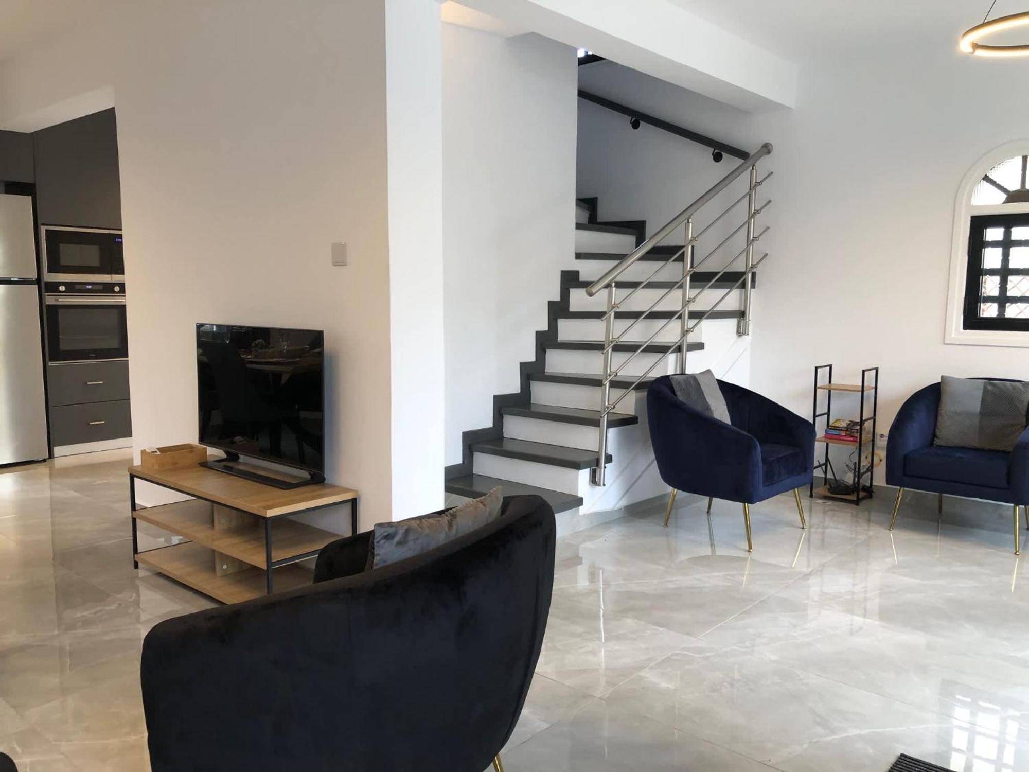 Villa Luxurious 3-bed Villa, Modern Decor, Communal Pool