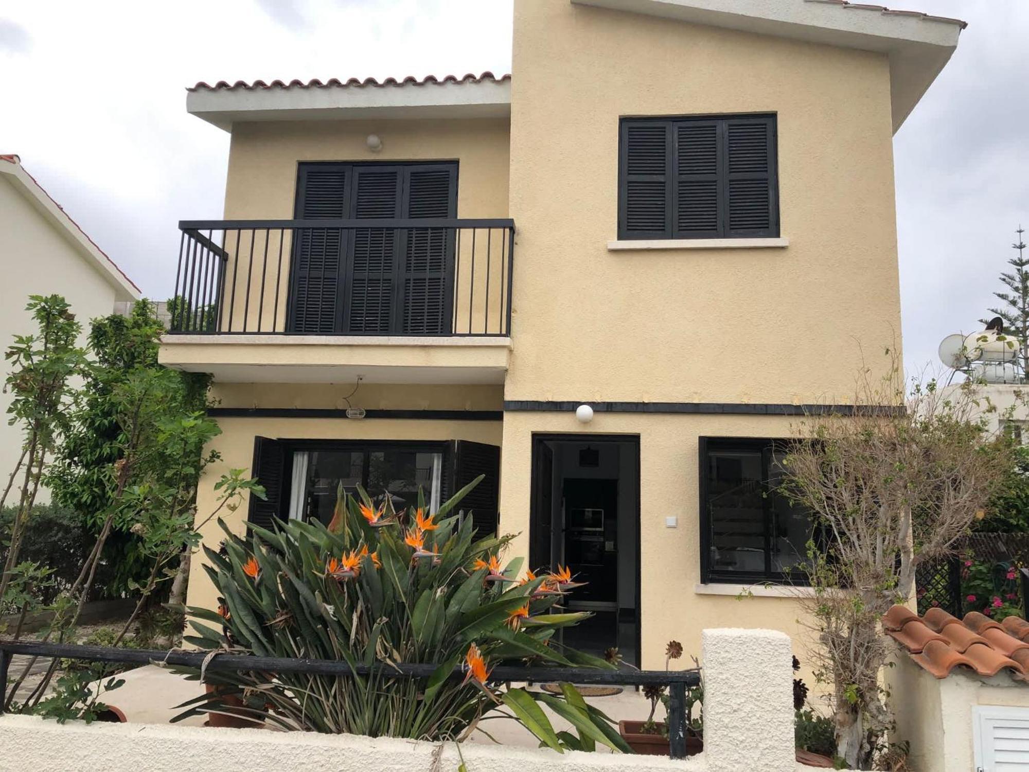Villa Luxurious 3-bed Villa, Modern Decor, Communal Pool *