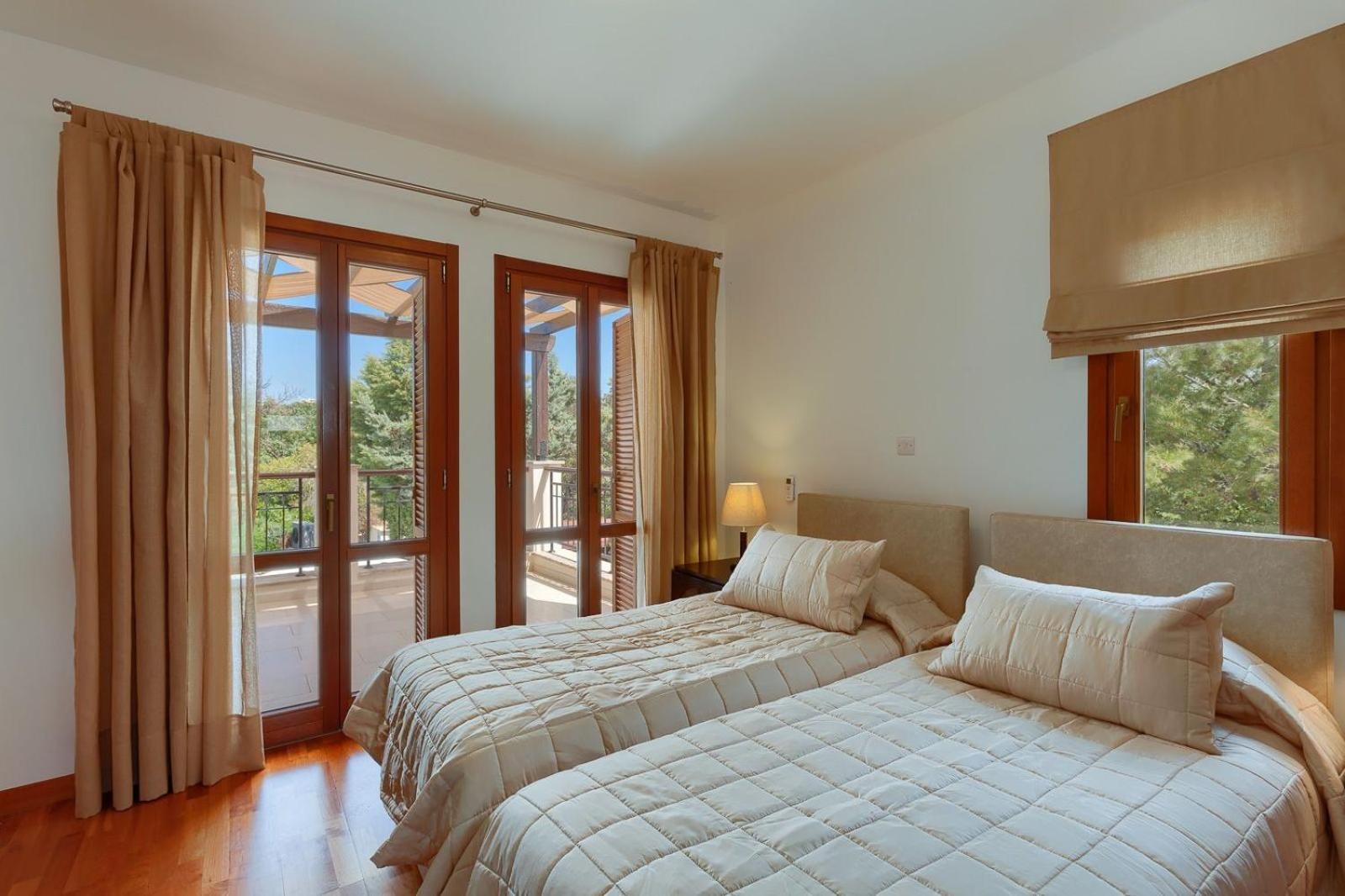 Aphrodite Hills Superior Superior 0135 Air Conditioning 5 Bedrooms Villa *
