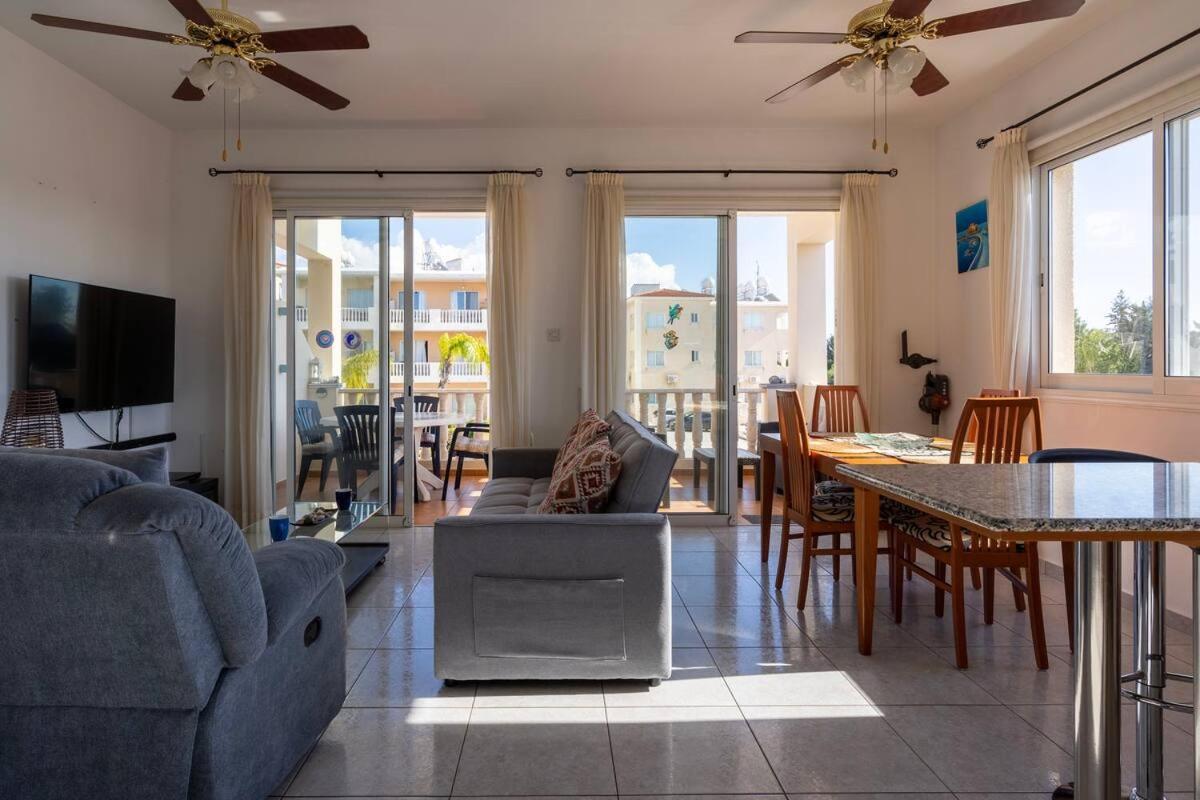 Beautiful 2 Bedrooms By The Pool Apartment Paphos