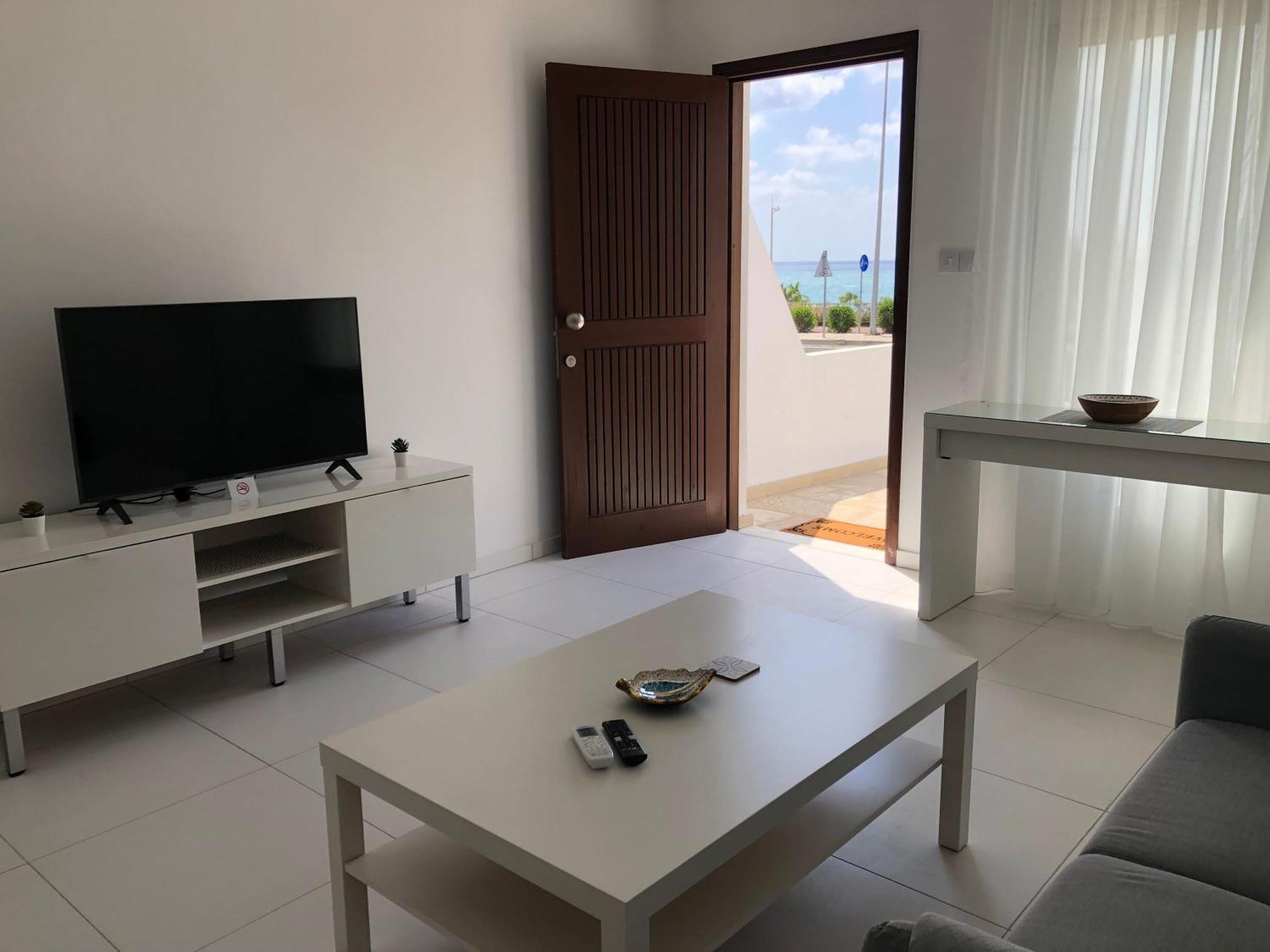 Elegant Beachside - 1 Min Walk To The Apartment Paphos