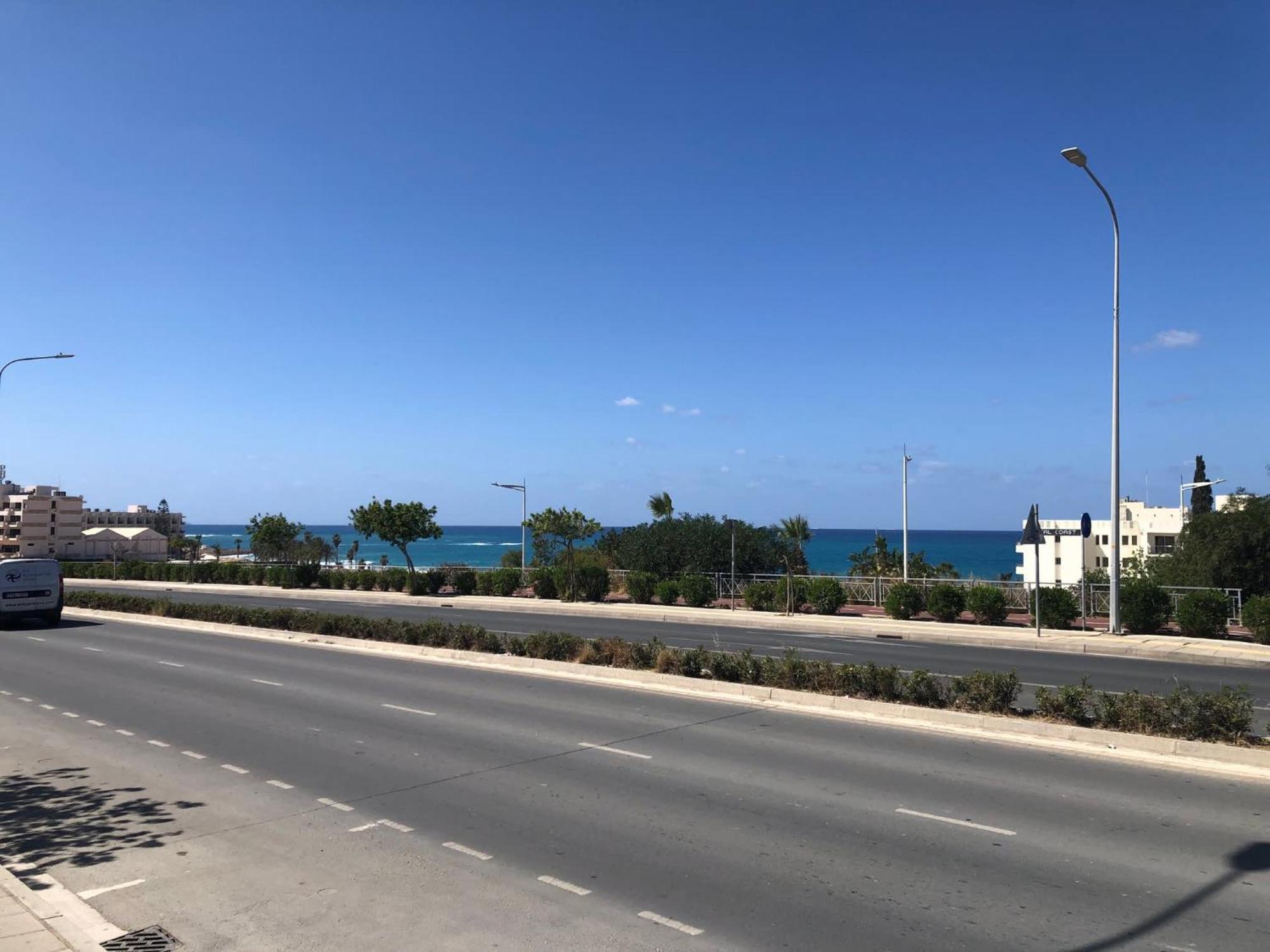 Apartment Elegant Beachside - 1 Min Walk To The *
