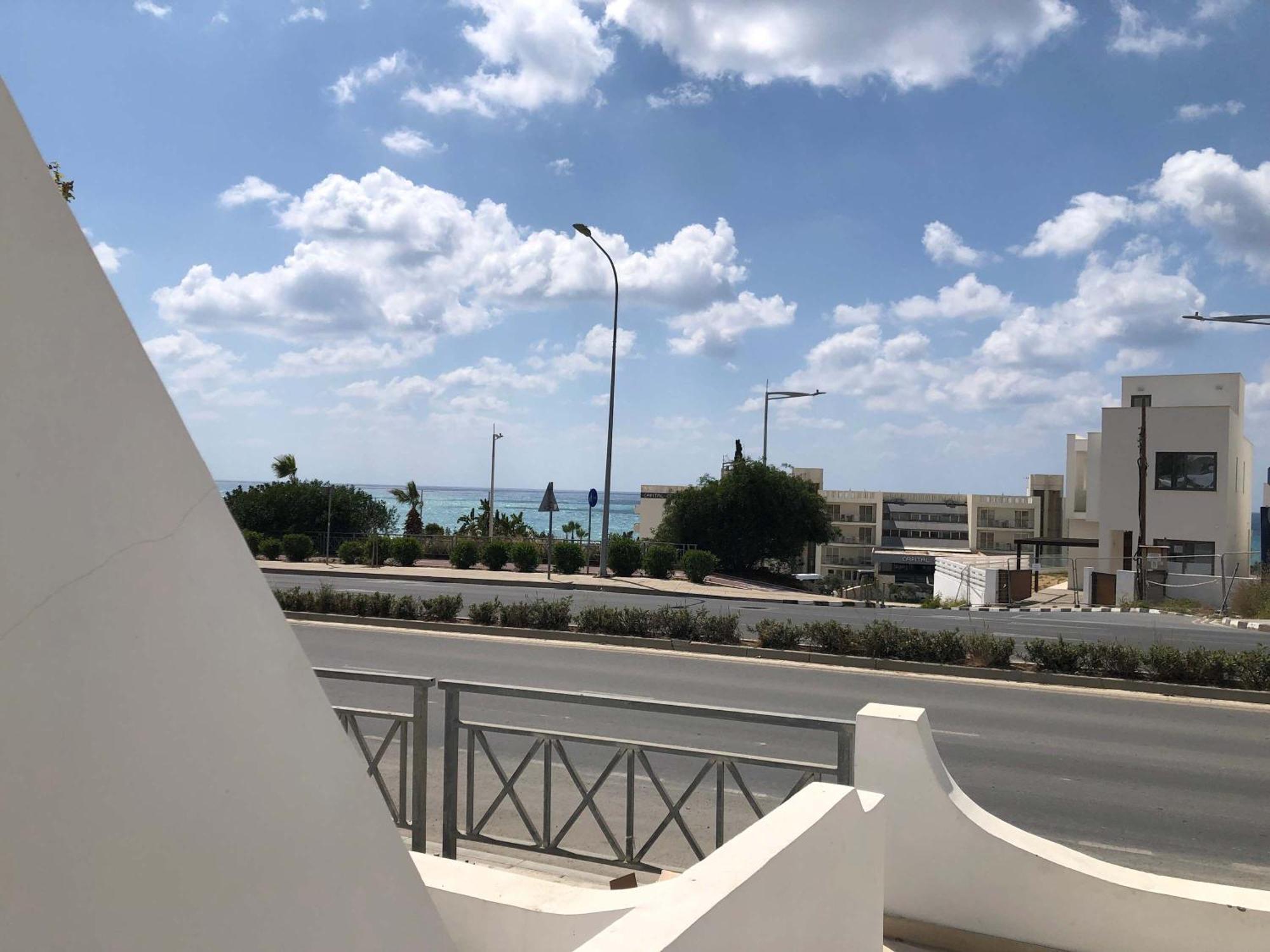 Apartment Elegant Beachside - 1 Min Walk To The Paphos