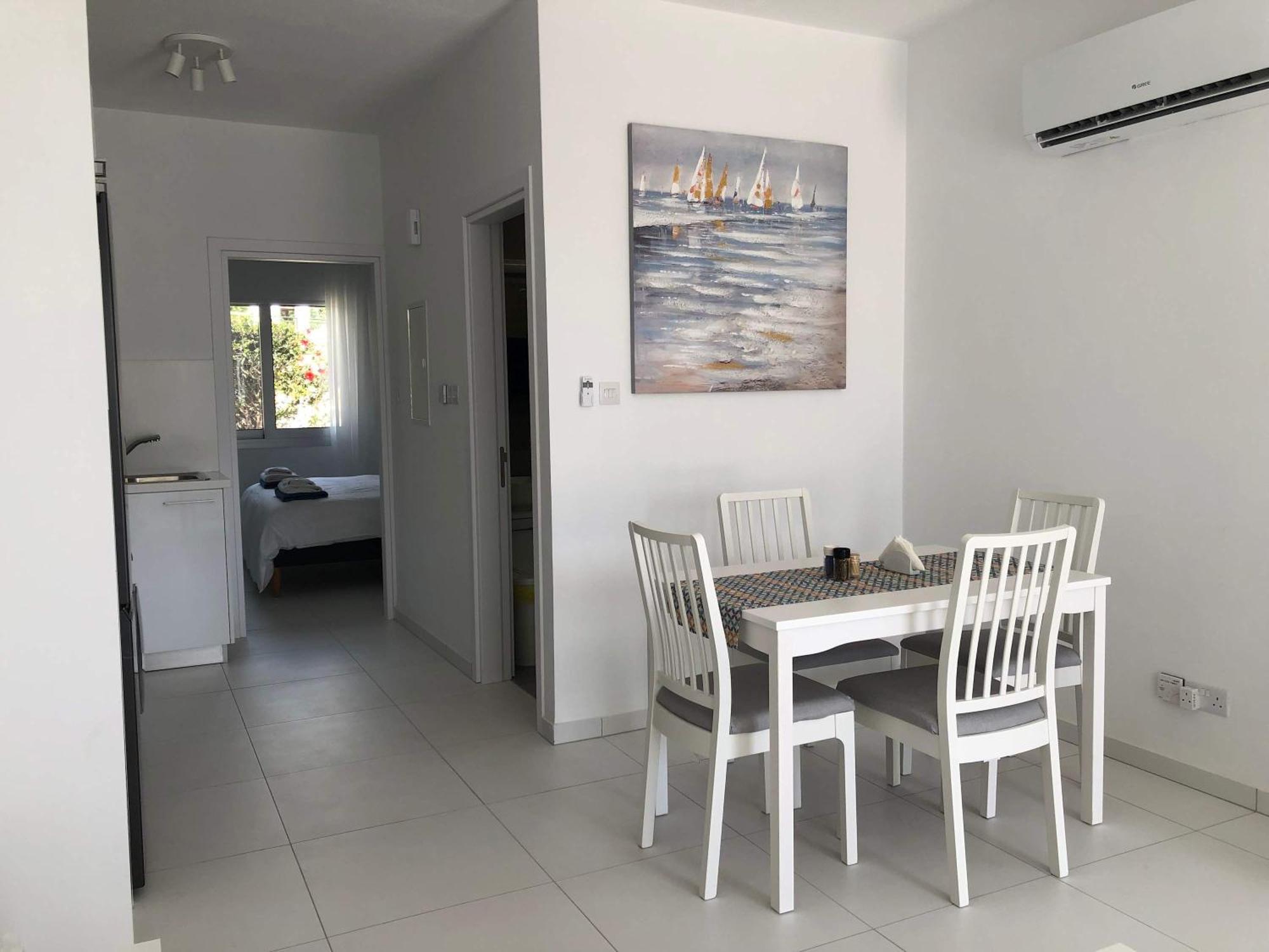 Elegant Beachside - 1 Min Walk To The Apartment Paphos