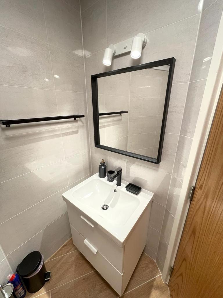 Modern 3 Bedroom Townhouse With Patio
