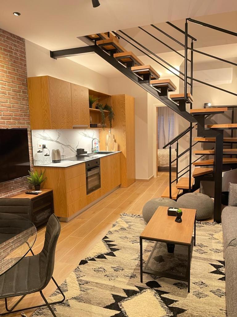 Apartment Modern 3 Bedroom Townhouse With Patio
