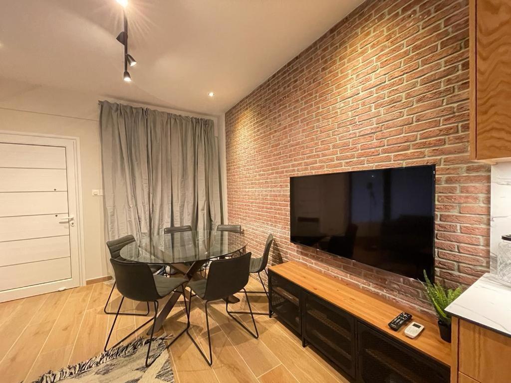 Apartment Modern 3 Bedroom Townhouse With Patio *