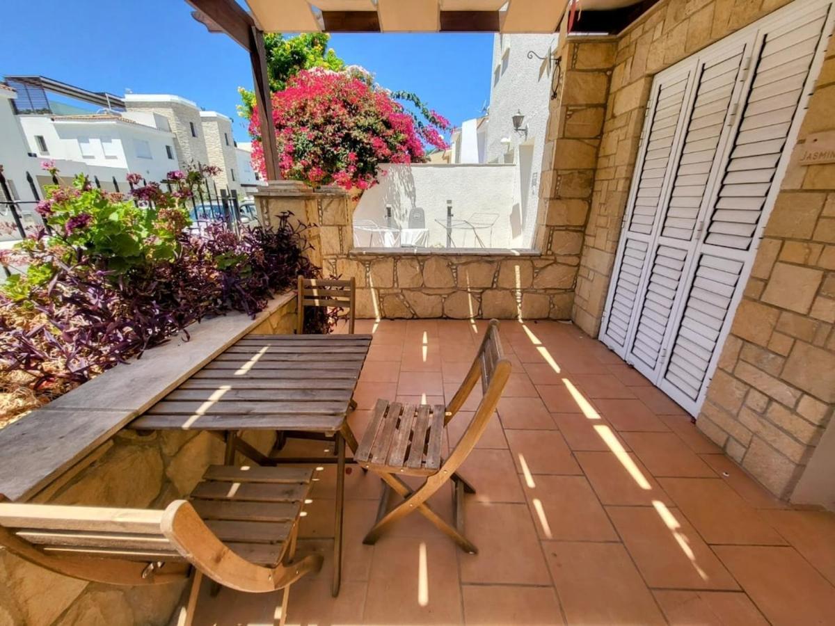 Apartment Modern 3 Bedroom Townhouse With Patio *