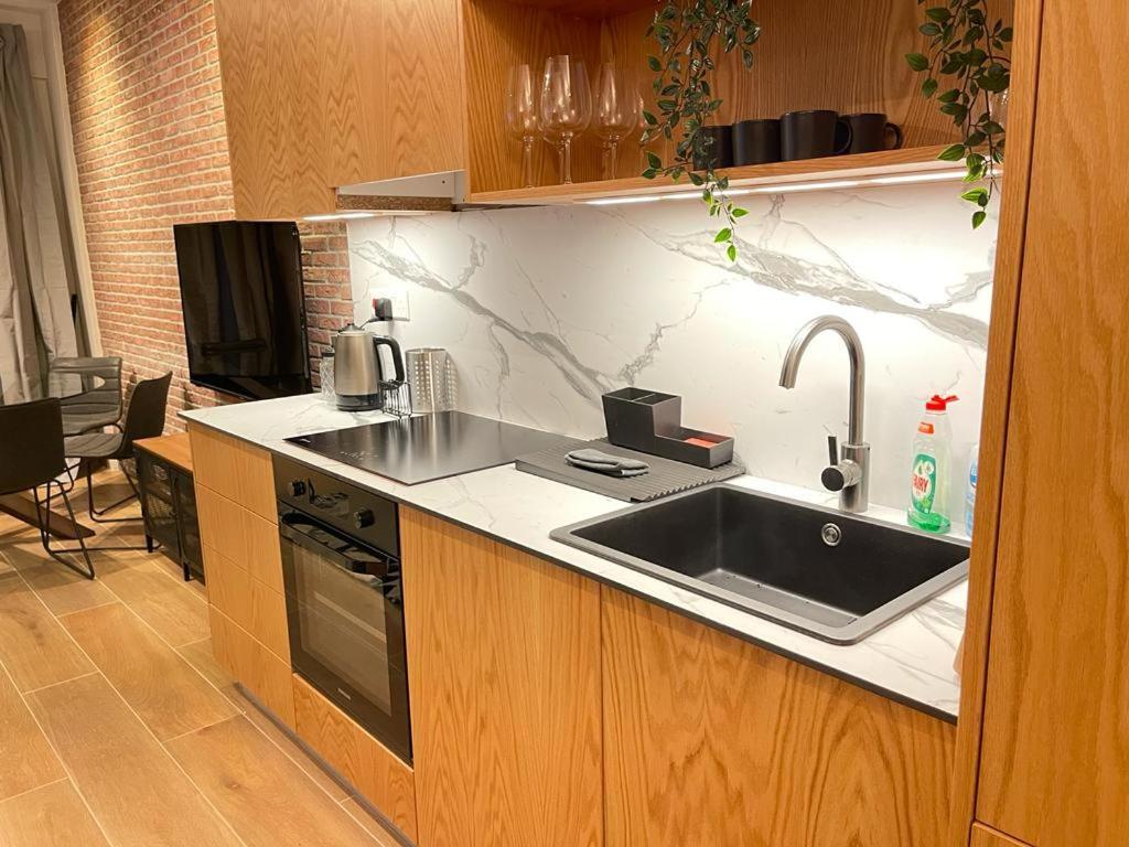 Modern 3 Bedroom Townhouse With Patio *