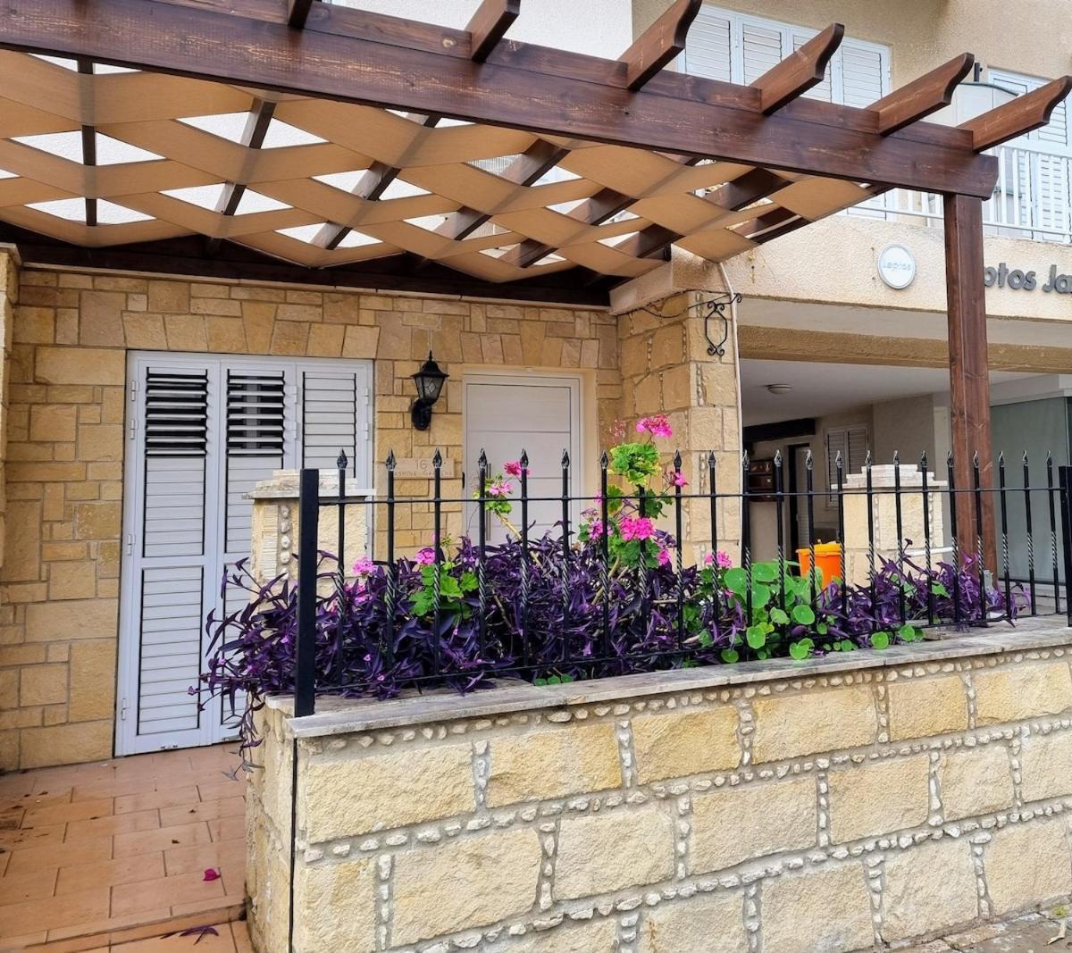 Modern 3 Bedroom Townhouse With Patio Apartment *