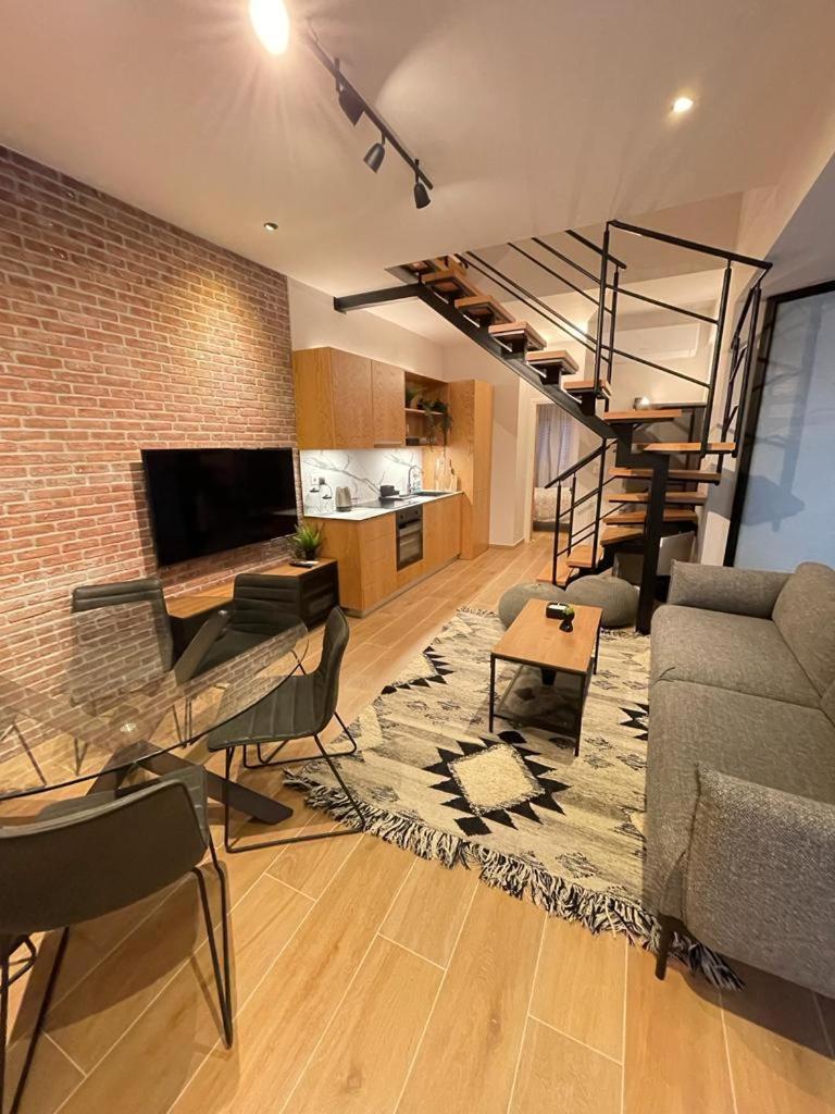 Apartment Modern 3 Bedroom Townhouse With Patio