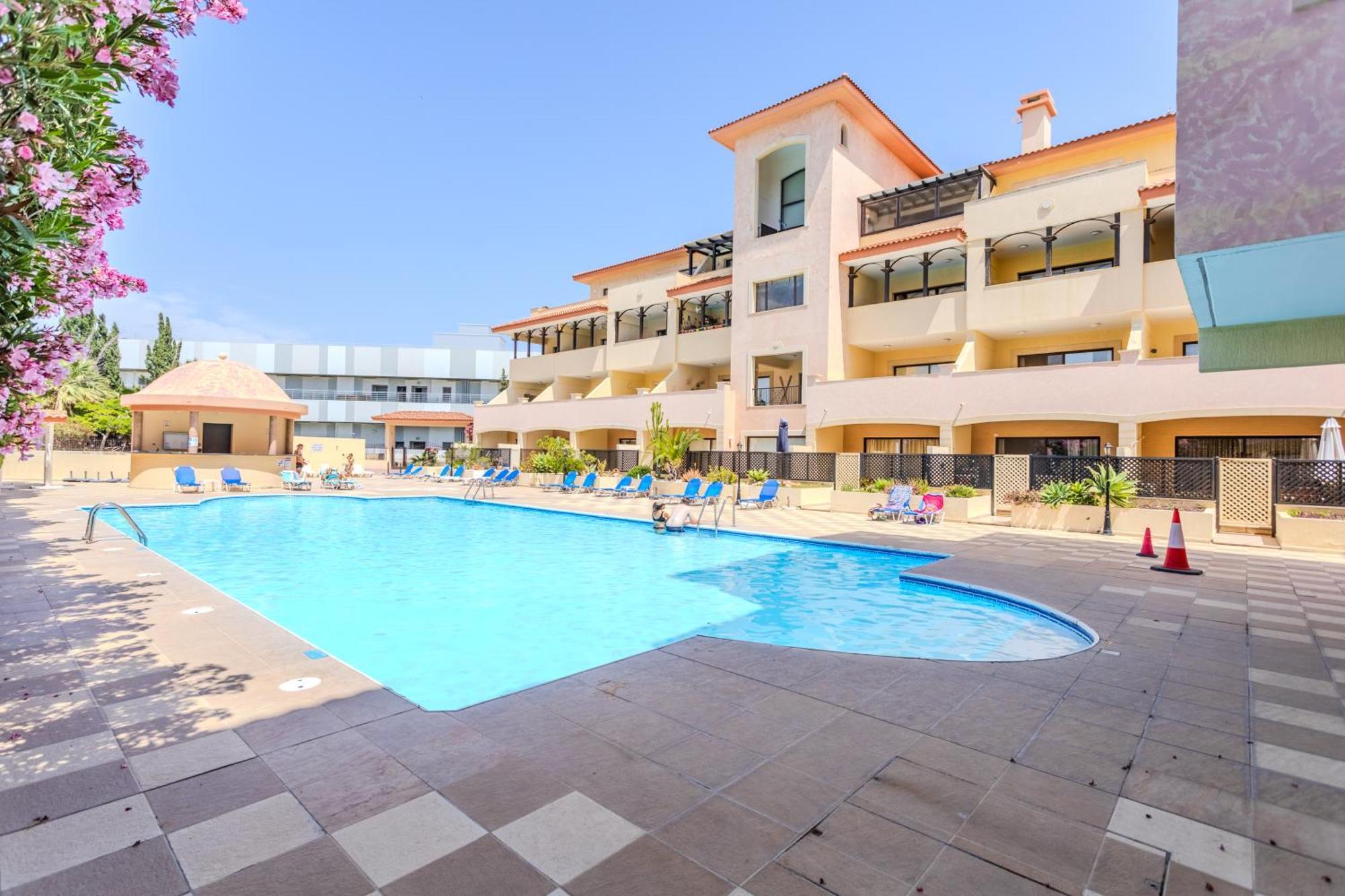 Cozy In The Heart Of Tourist Area With Pool
