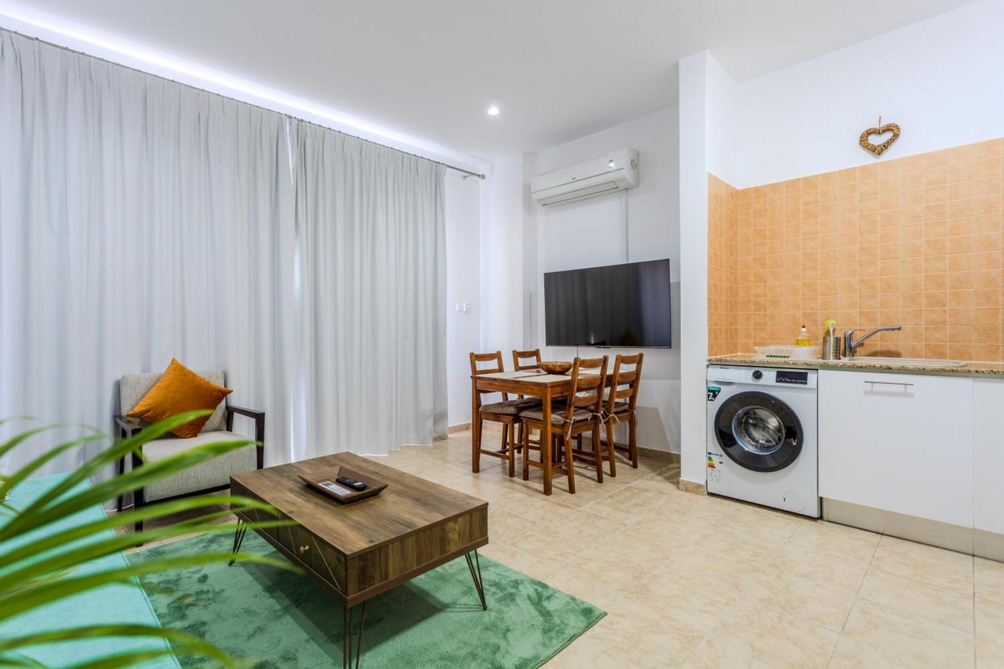 Cozy In The Heart Of Tourist Area With Pool Apartment *