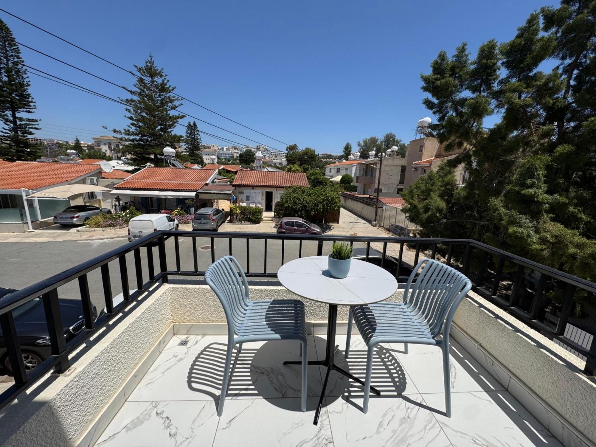 Newly Renovated 2 Bedroom With Pool & Seaview Apartment *