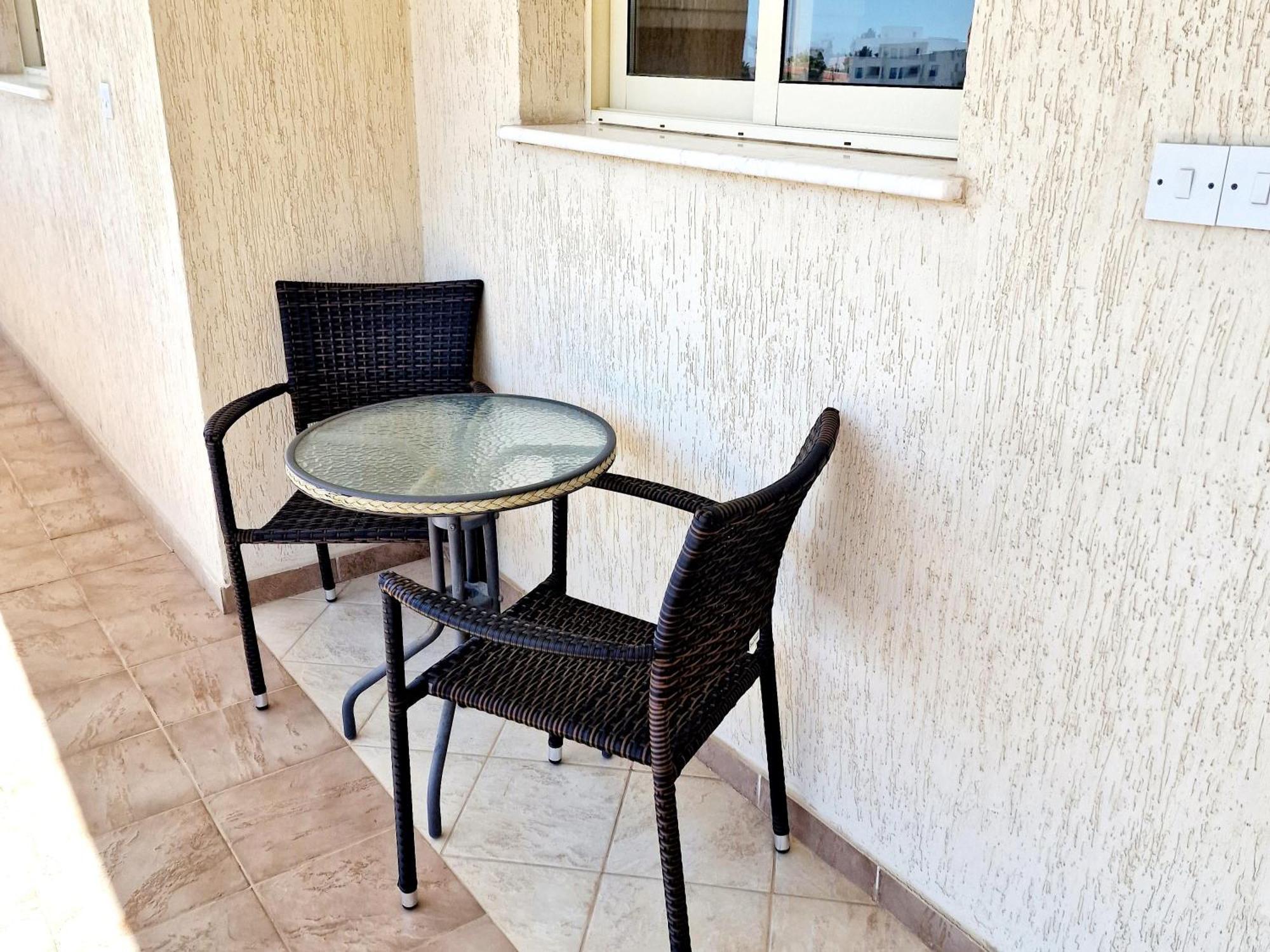 First Floor Overlooking Pool Apartamento Paphos