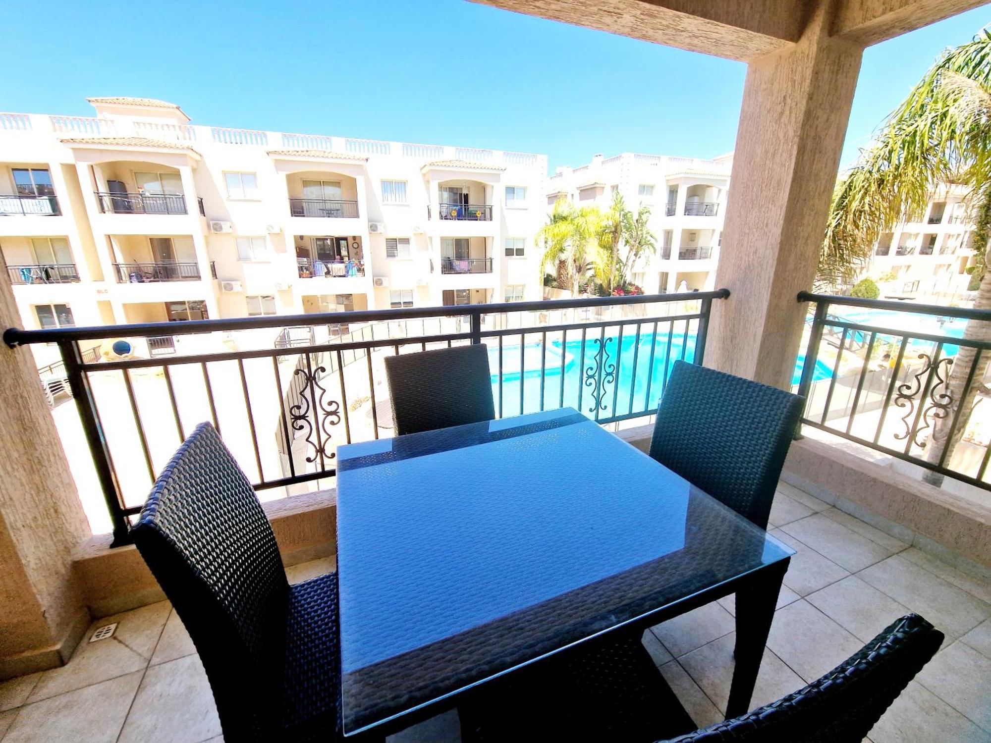First Floor Overlooking Pool Apartamento *