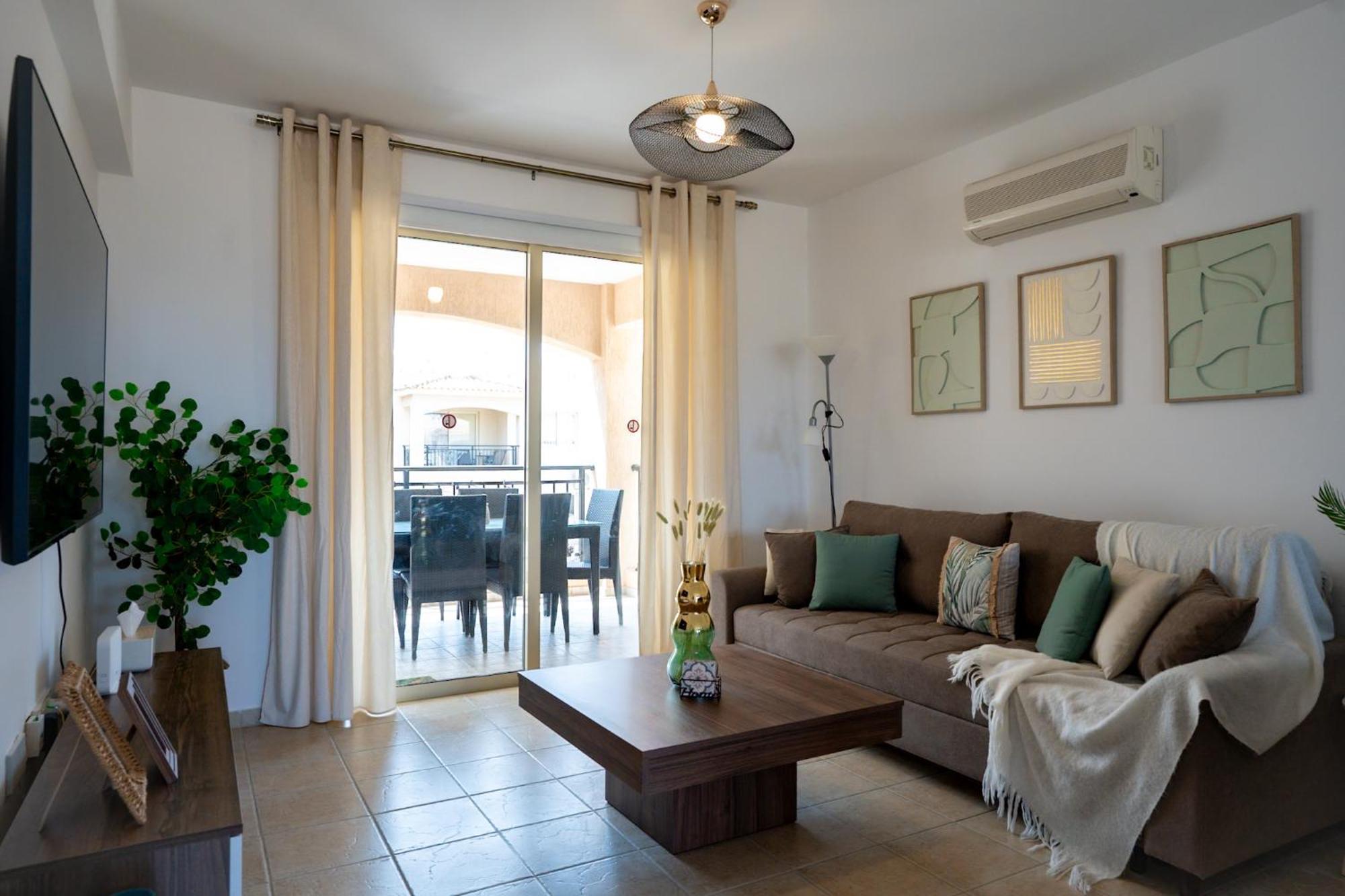 Anna's Place 2b, Paphos, Pool Apartment *