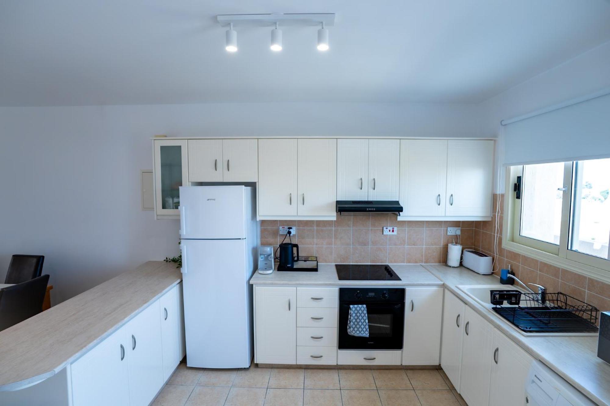 Anna's Place 2b, Paphos, Pool Apartment *