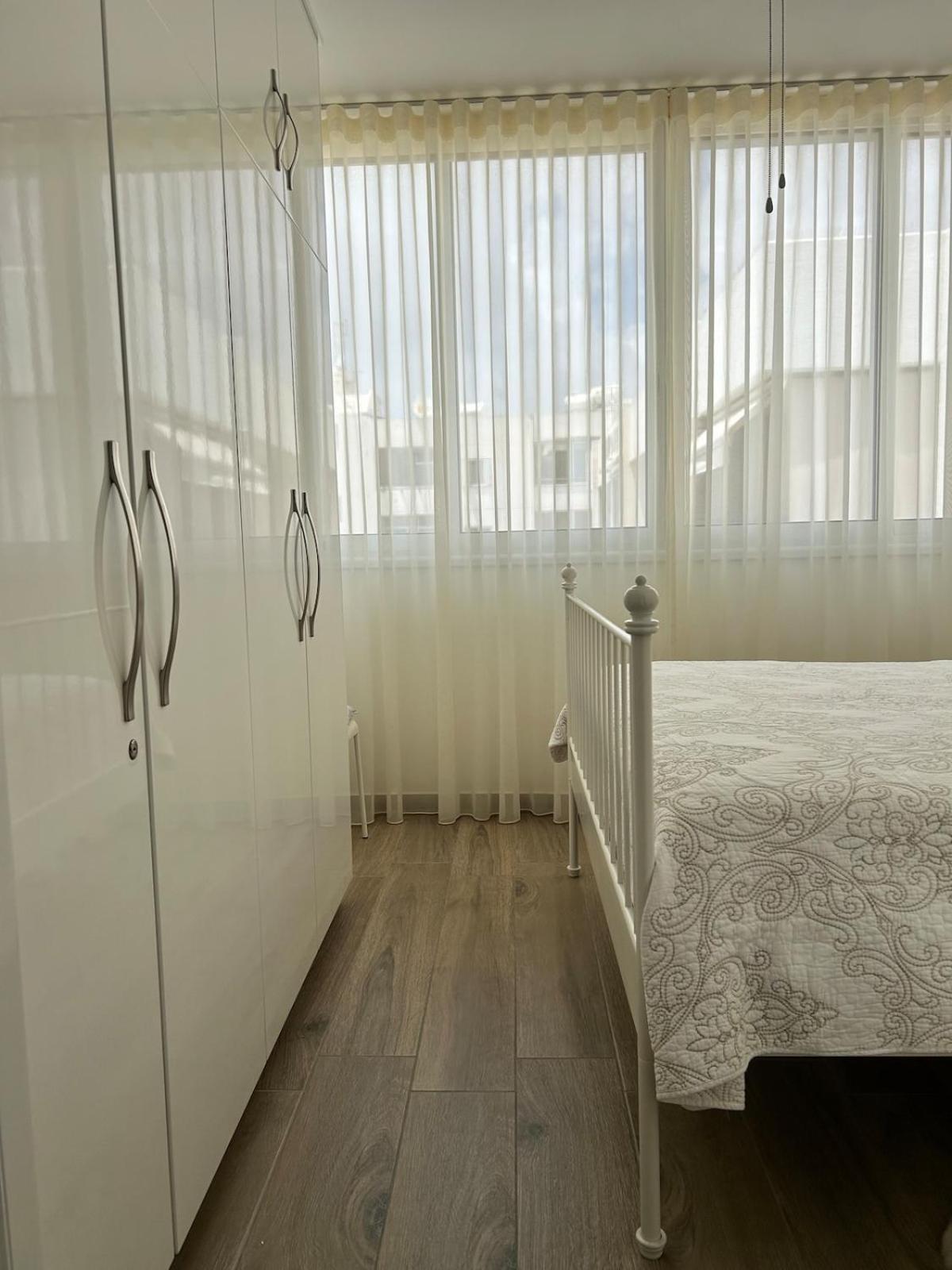 Apartment Sunlit Serenity In *