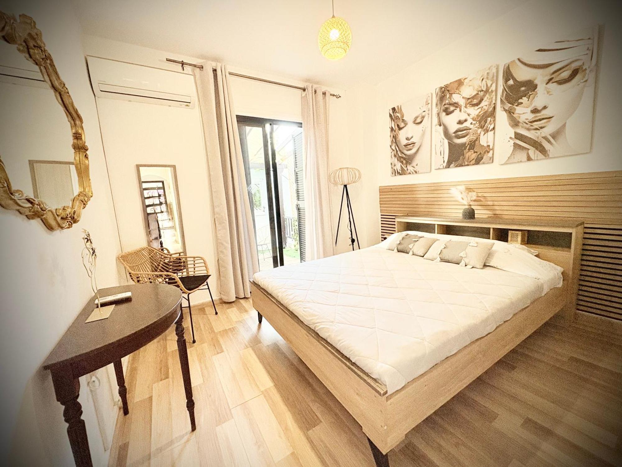 Ibiscus With Pool, Walk To Beach, Harbour,kato Paphos