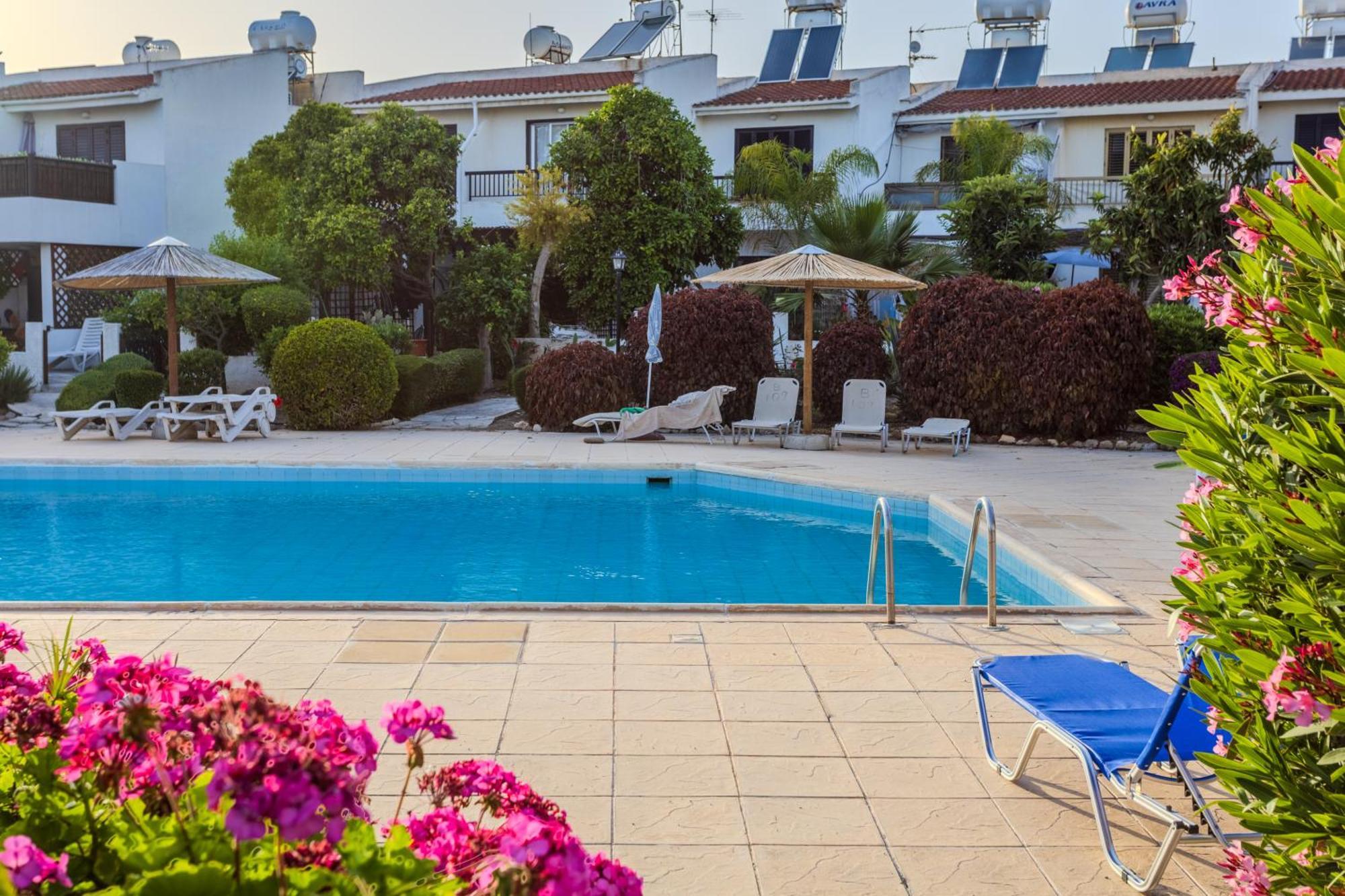 Taheli's Modern Townhouse With A Pool Apartment