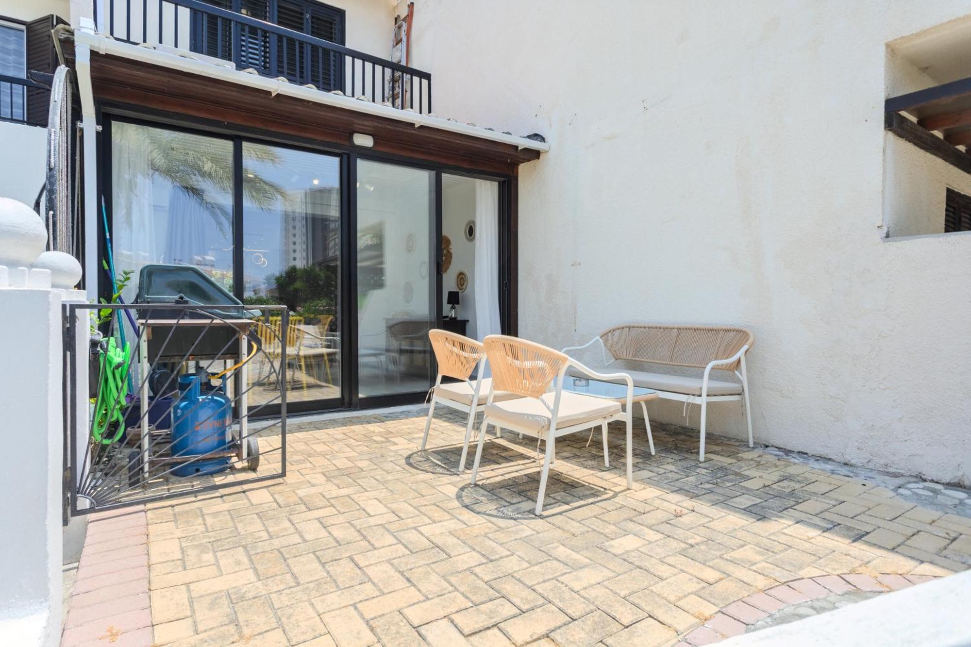 Taheli's Modern Townhouse With A Pool Apartment