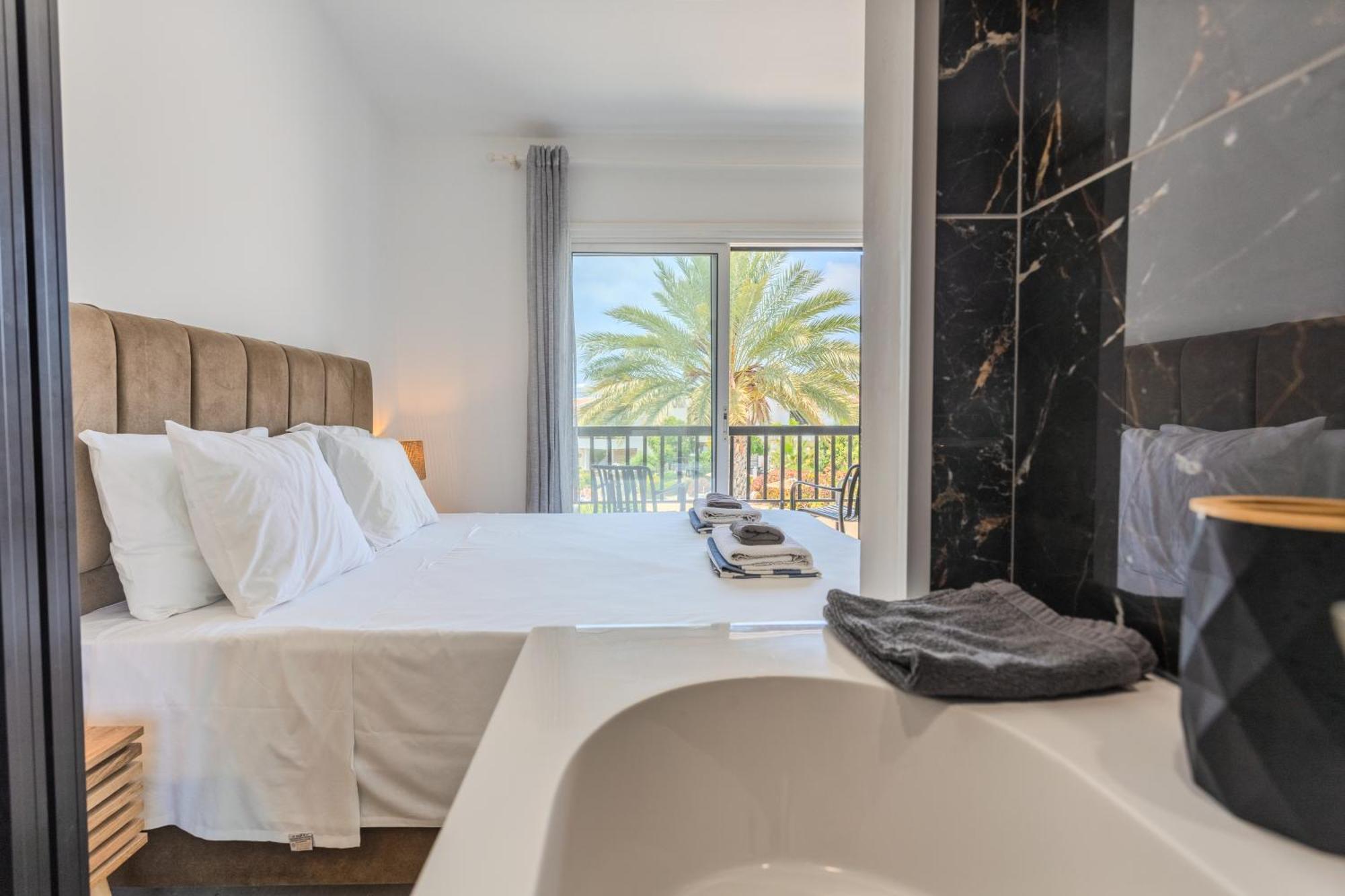 Apartment Taheli's Modern Townhouse With A Pool