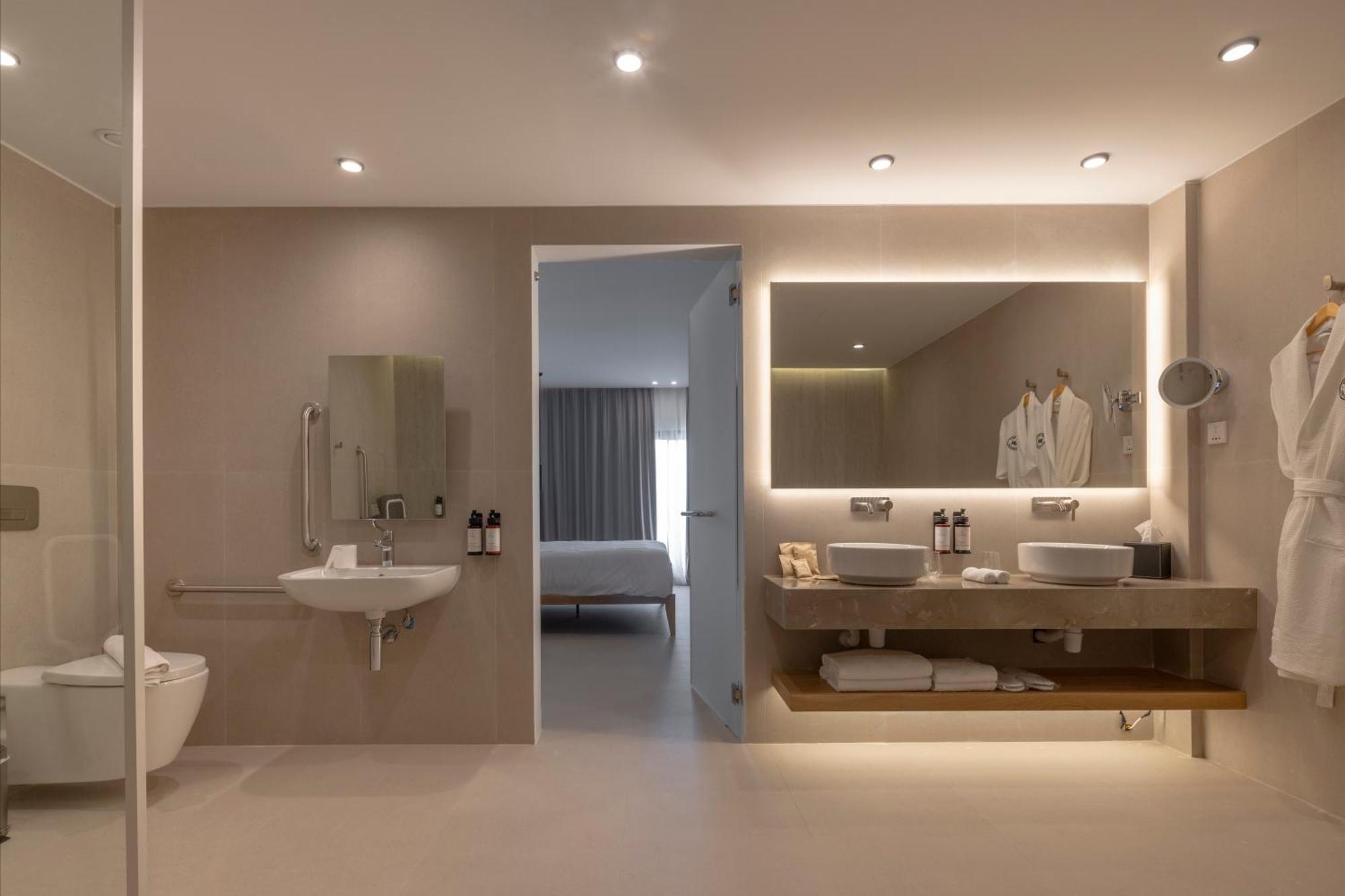 Hotel Hills & By Brown