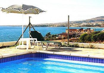 Aura Holiday Villas *