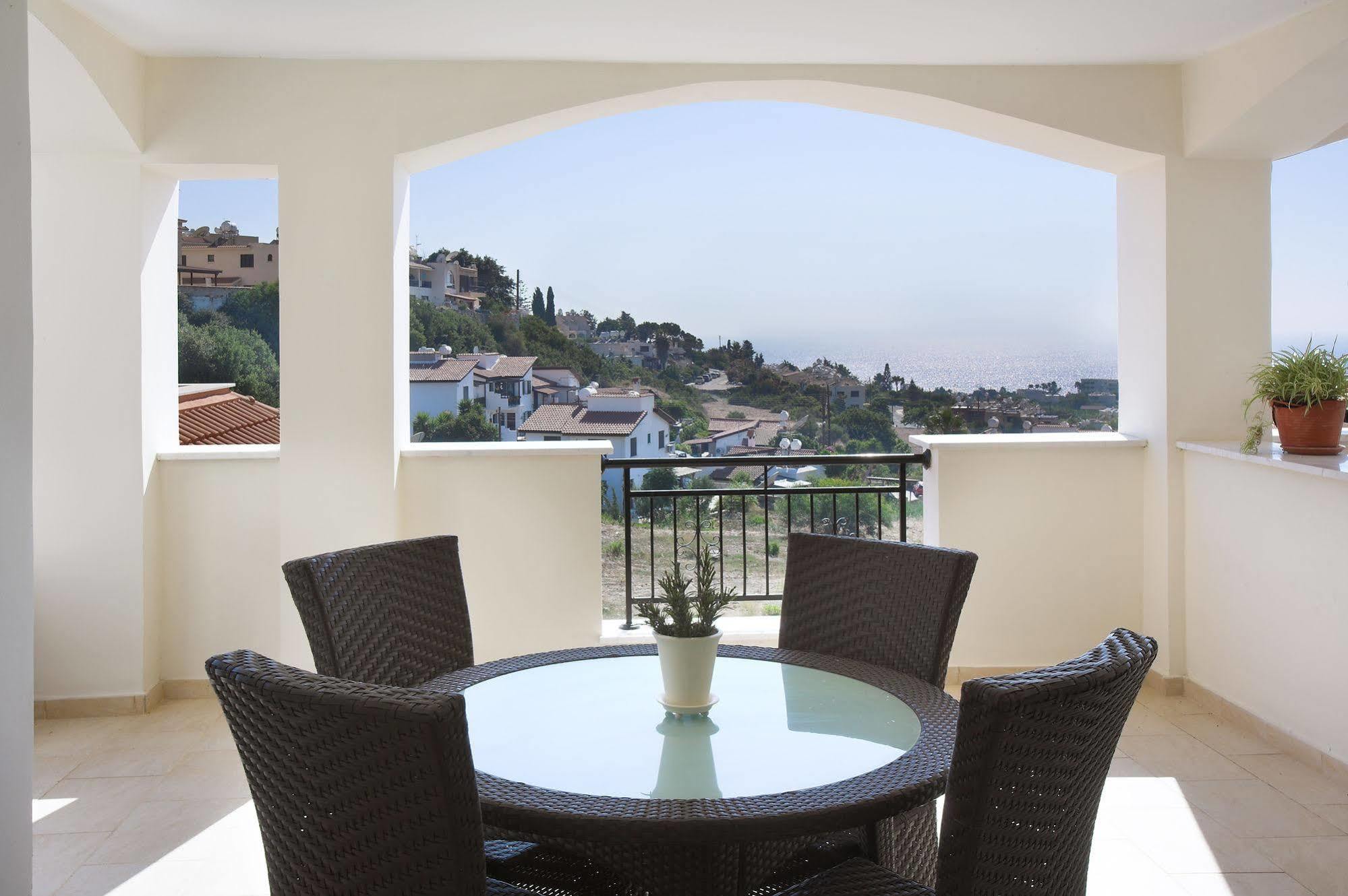 Chloraka Terrace Apartment *