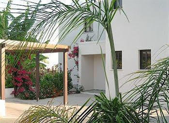 Aura Holiday Villas *