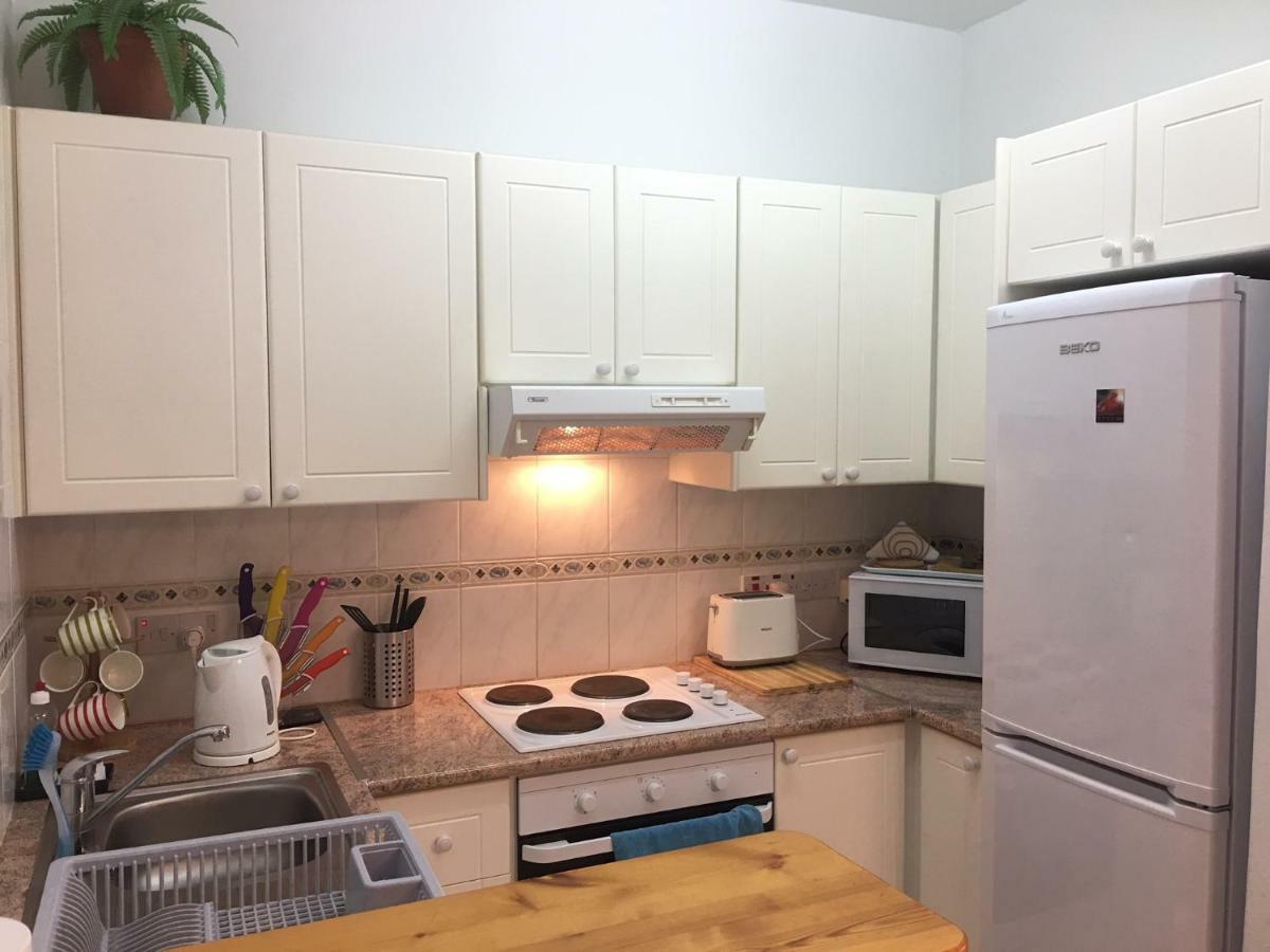Limnaria Gardens - Modern 1 Bed, Walk To & Shops Paphos
