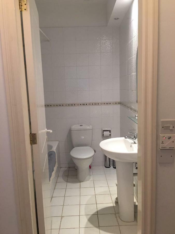 Apartment Limnaria Gardens - Modern 1 Bed, Walk To & Shops Paphos