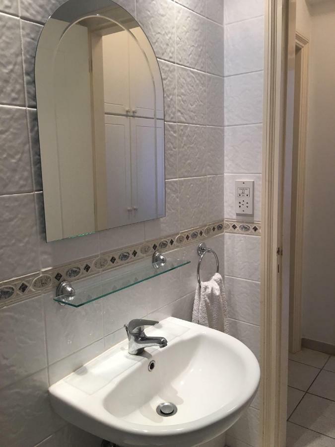 Limnaria Gardens - Modern 1 Bed, Walk To & Shops Apartment *