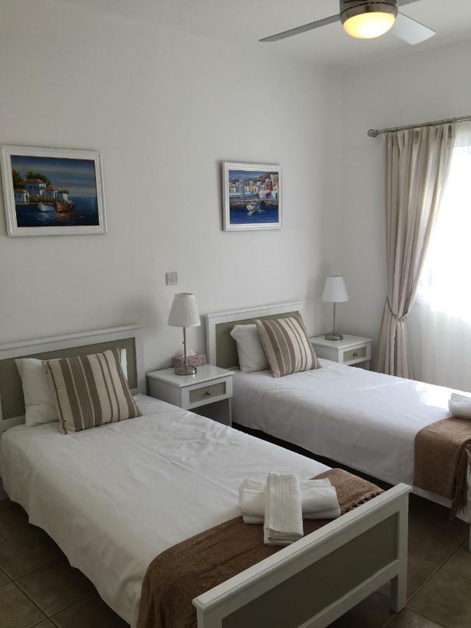 Kings Palace - Fabulous Pool-side 2 Bed Apartment Paphos