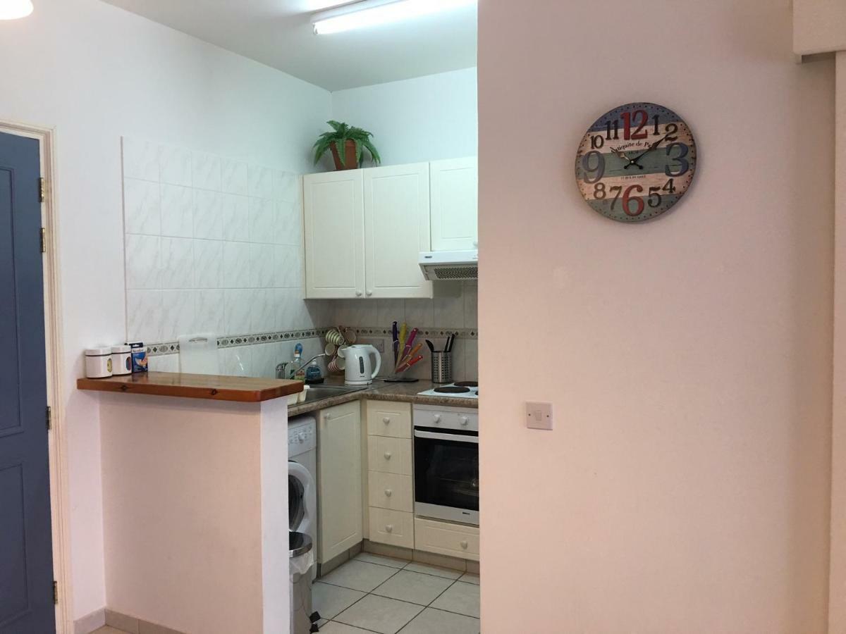 Limnaria Gardens - Modern 1 Bed, Walk To & Shops *