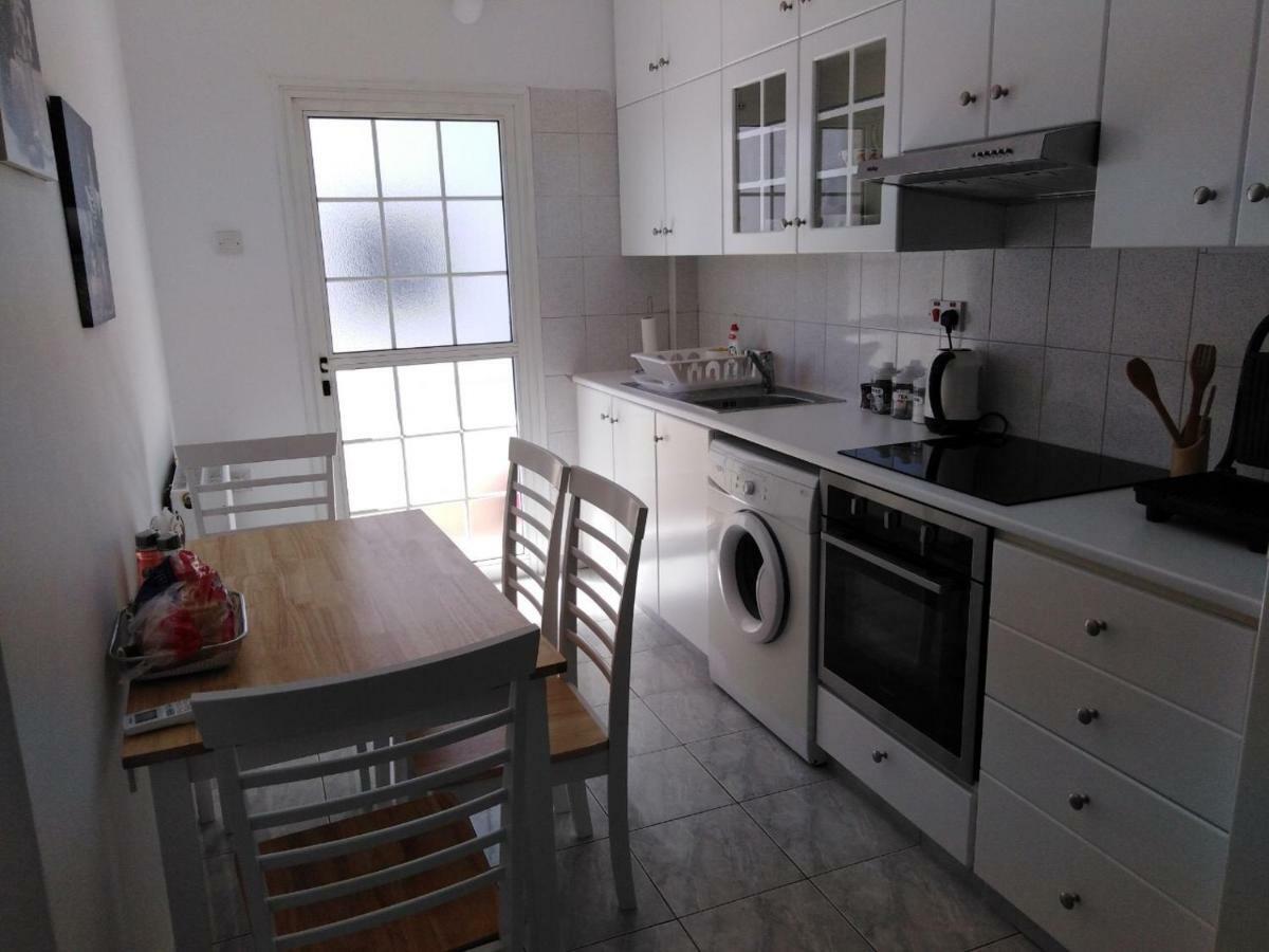 Modern In Town Centre Apartment *
