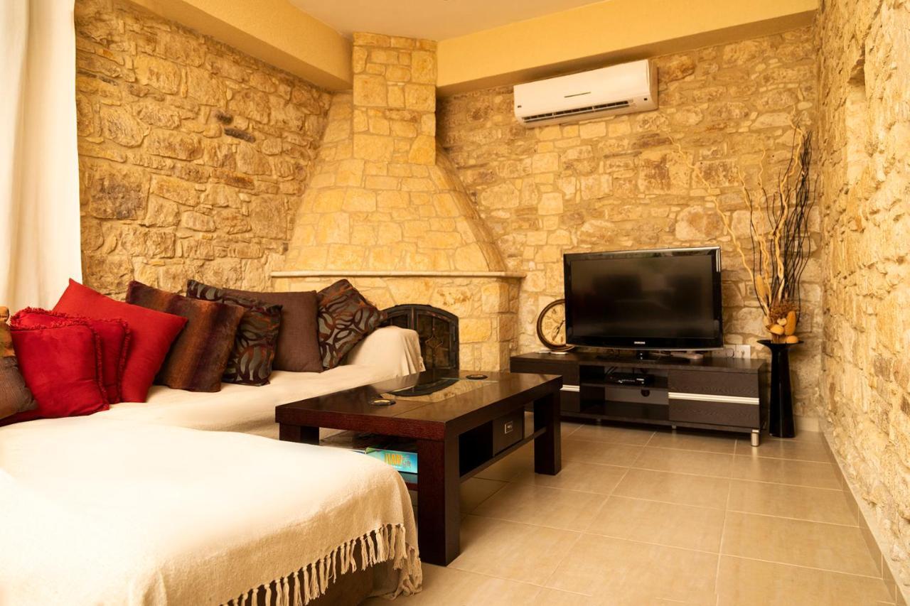 Salamiou Stone House *