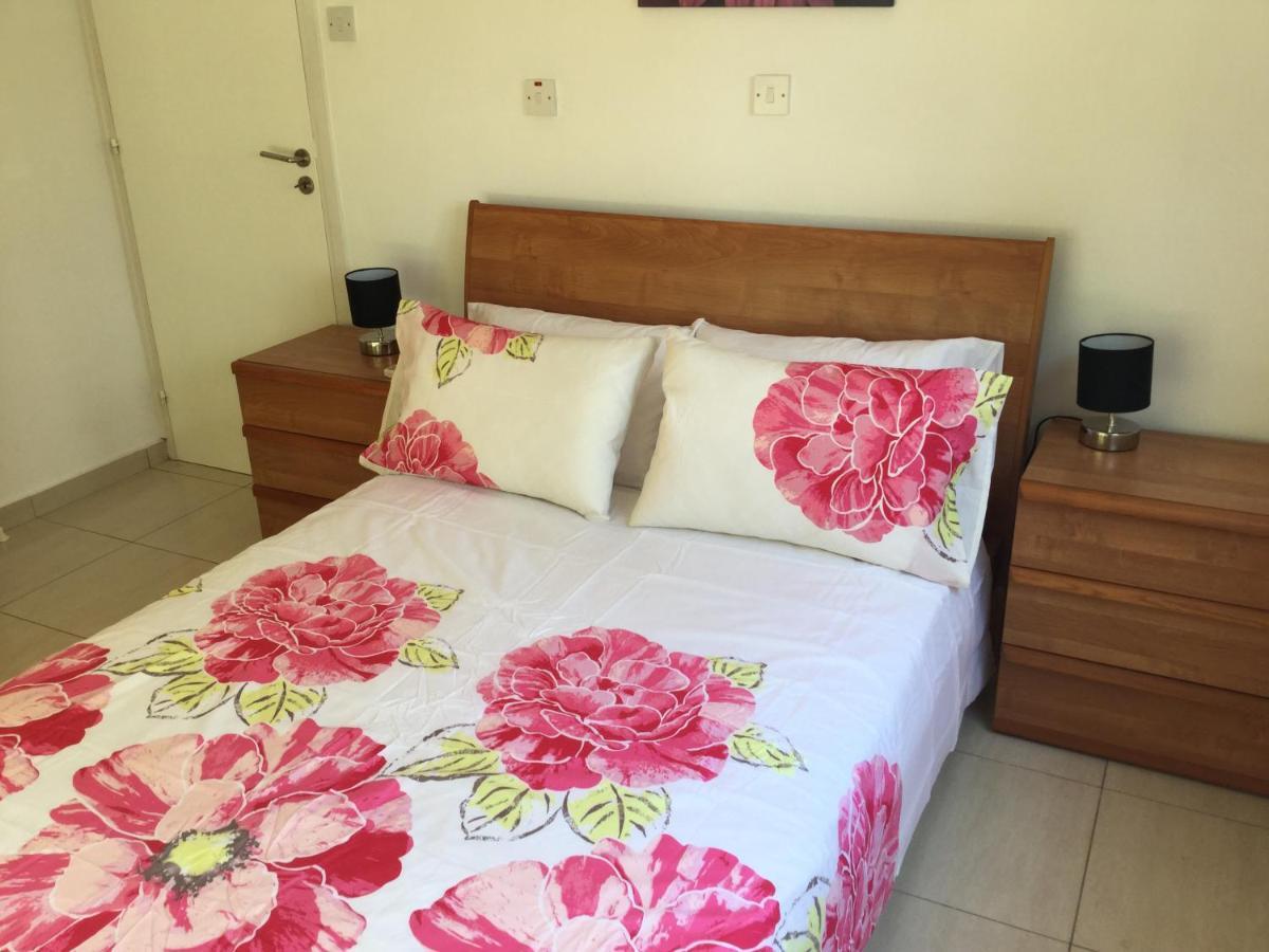 Poolside 2 Bedroom Apt, Riviera, Universal Area Apartment Paphos