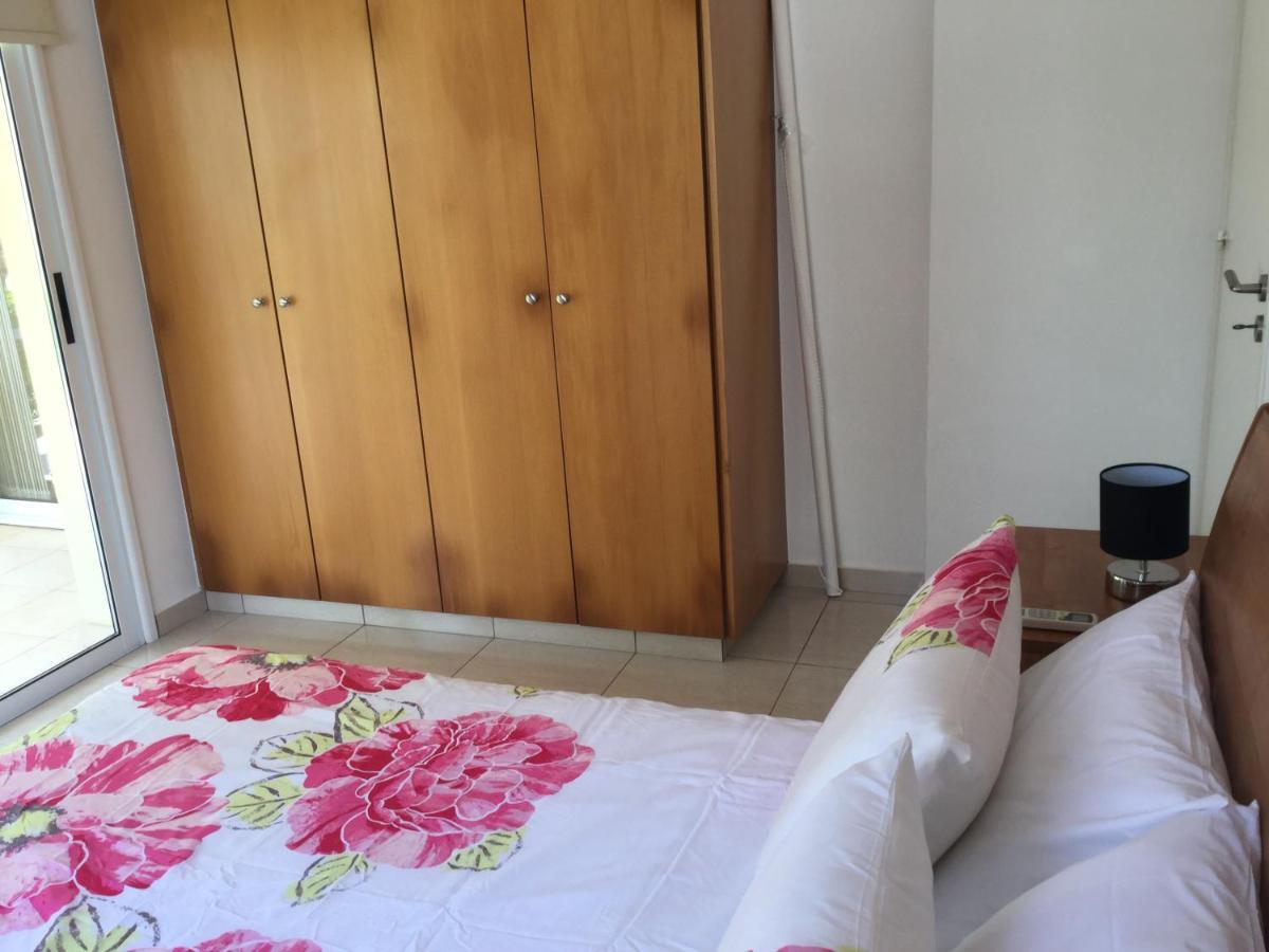 Poolside 2 Bedroom Apt, Riviera, Universal Area Apartment Paphos