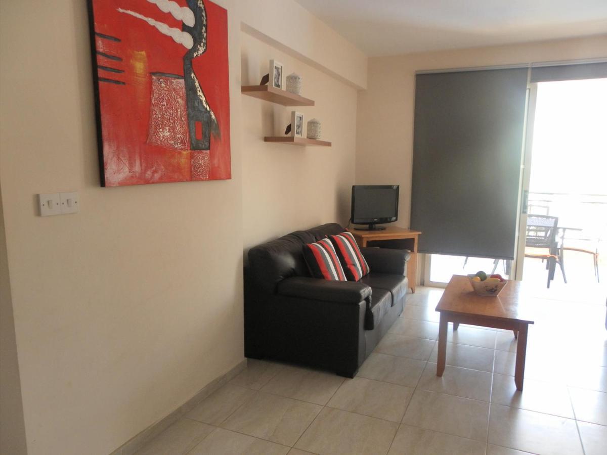 First Floor, 2 Bedroom F101, 2 Bathrooms, Pool View & Free Wifi Apartment *