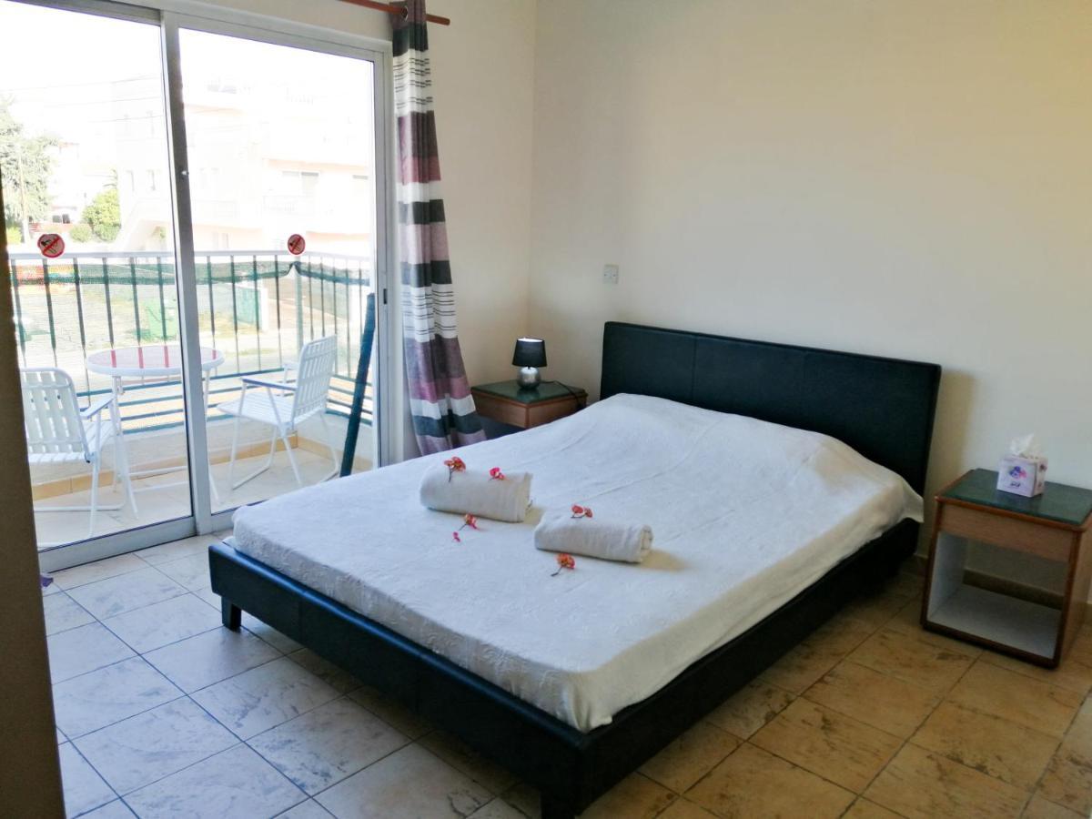 Julia's Townhouse-new Atlantis Court Universal Apartment Paphos