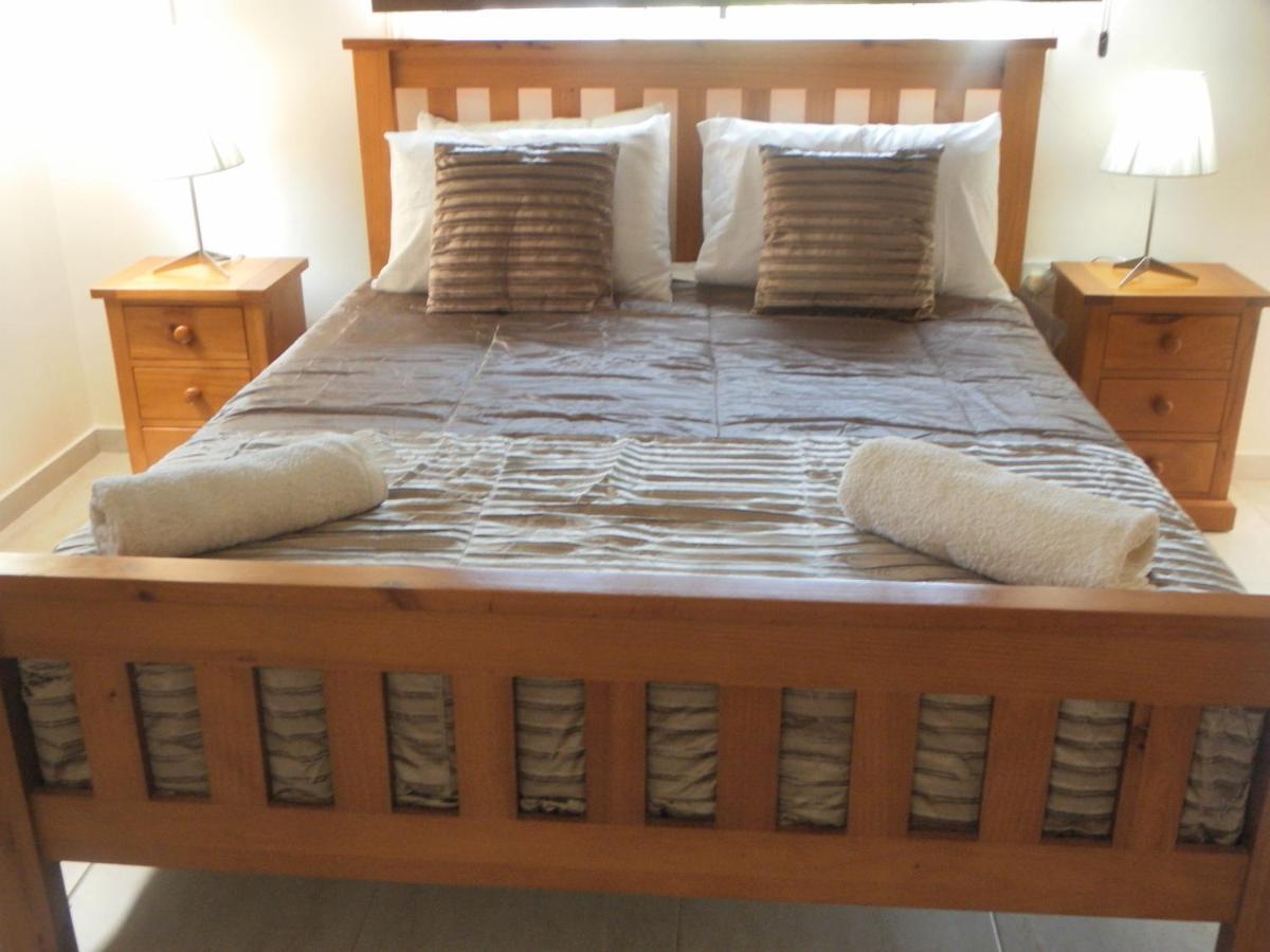 First Floor, 2 Bedroom F101, 2 Bathrooms, Pool View & Free Wifi