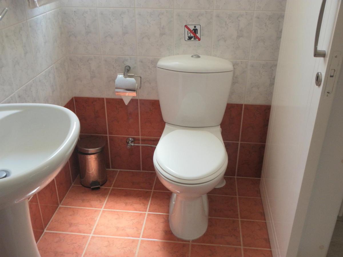 Apartment First Floor, 2 Bedroom F101, 2 Bathrooms, Pool View & Free Wifi Paphos